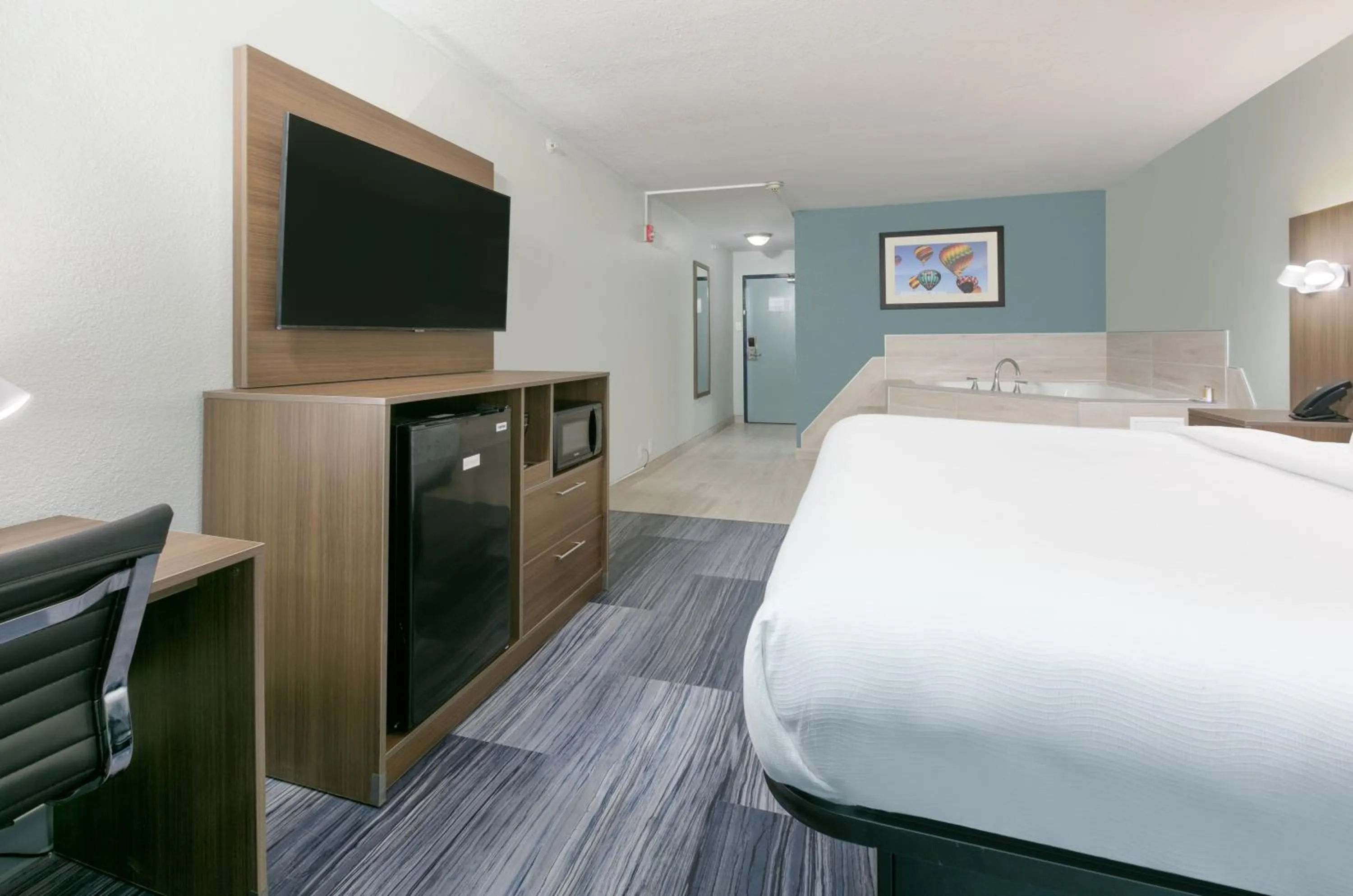 Photo of the whole room, Bed in Baymont by Wyndham Chattanooga Eastridge