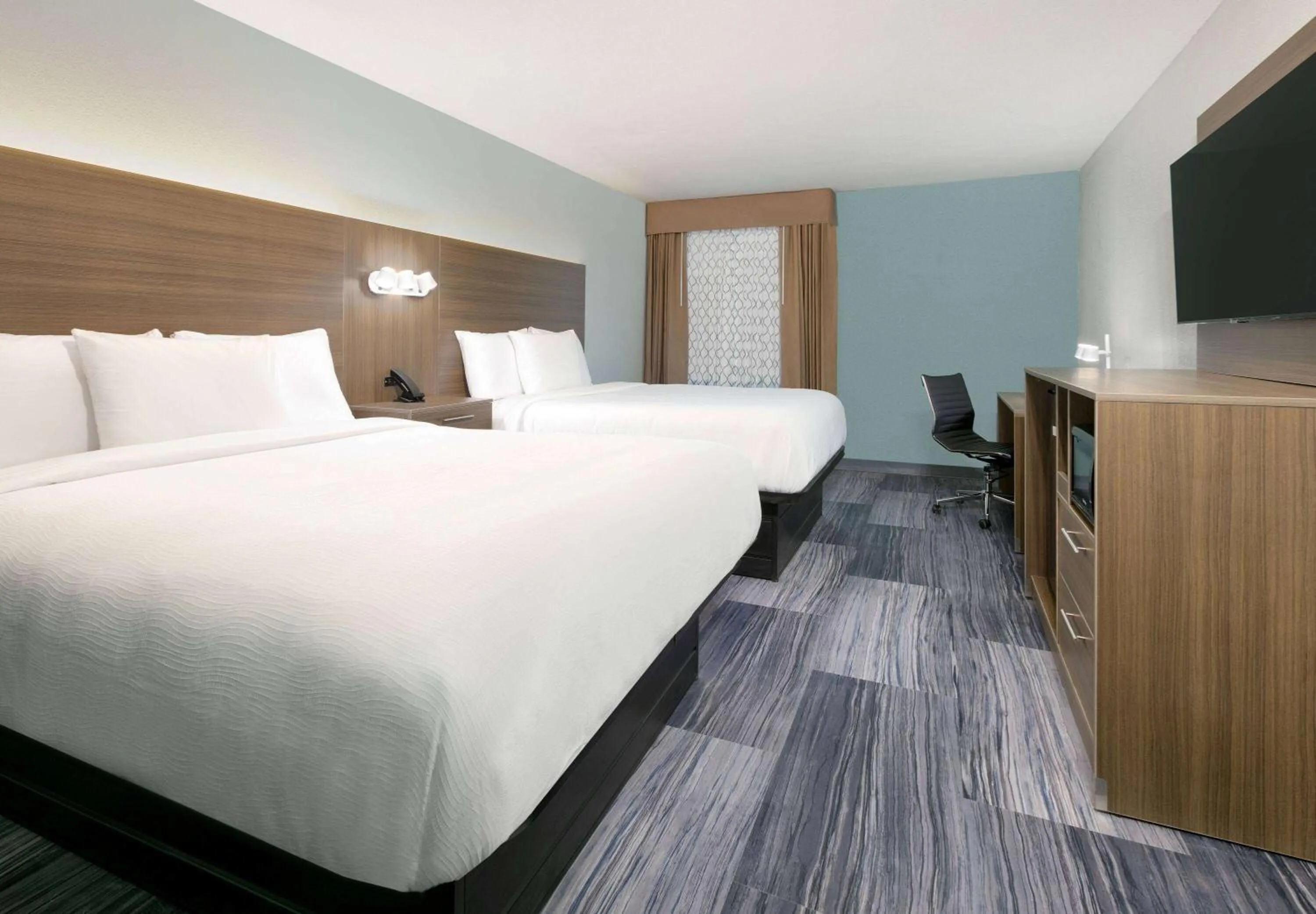 Photo of the whole room, Bed in Baymont by Wyndham Chattanooga Eastridge