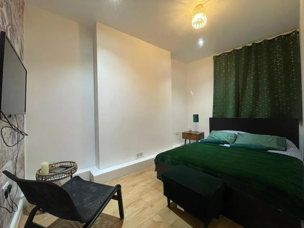Bedroom in London Luxury Apartment with Private Jacuzzi Hot tub & Sauna