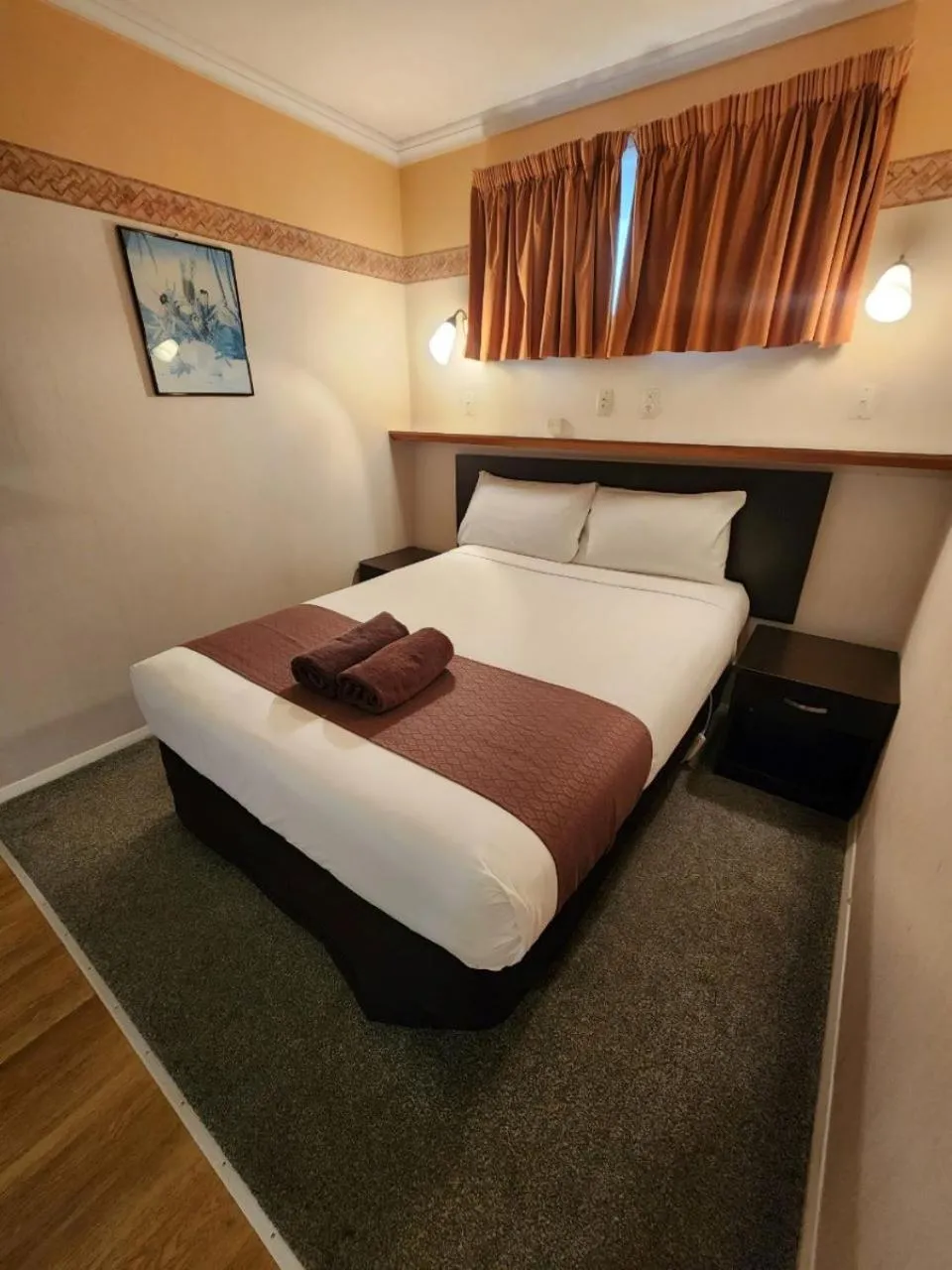 Bed in Mayfair Court Motel