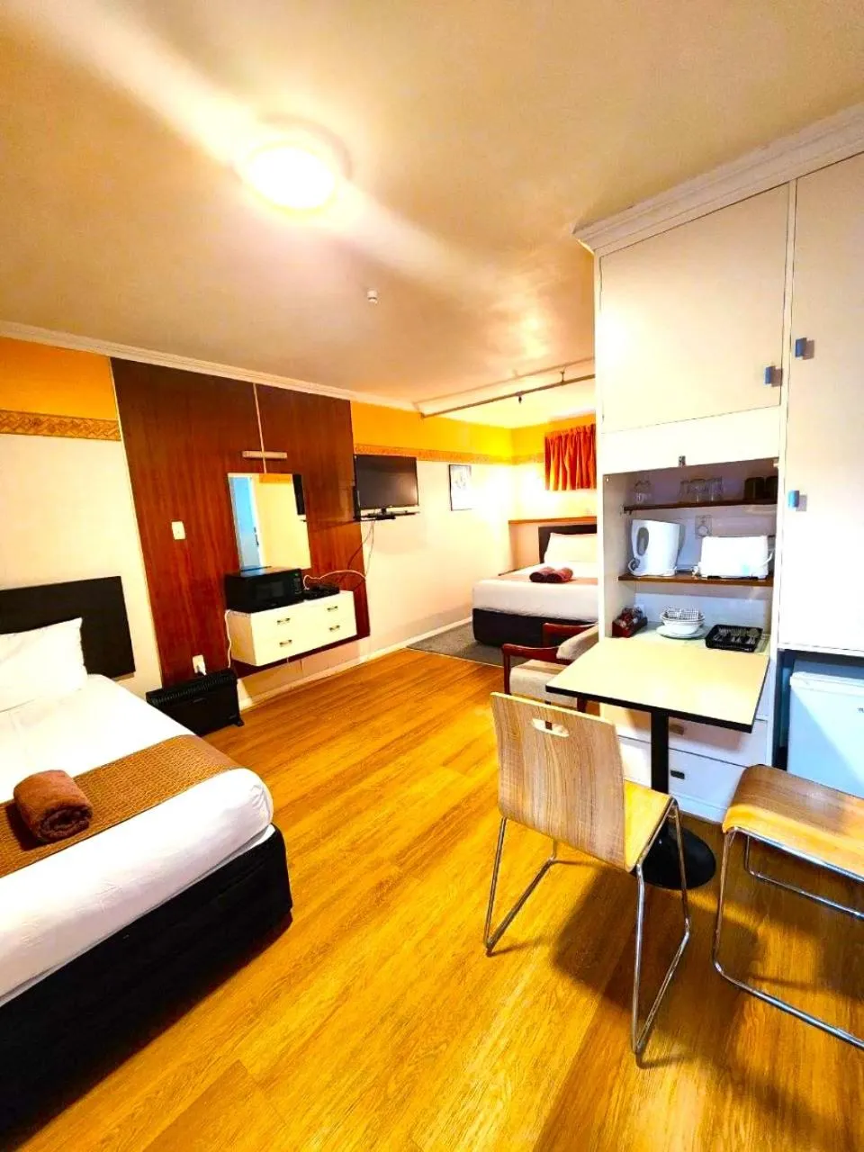 Bed in Mayfair Court Motel