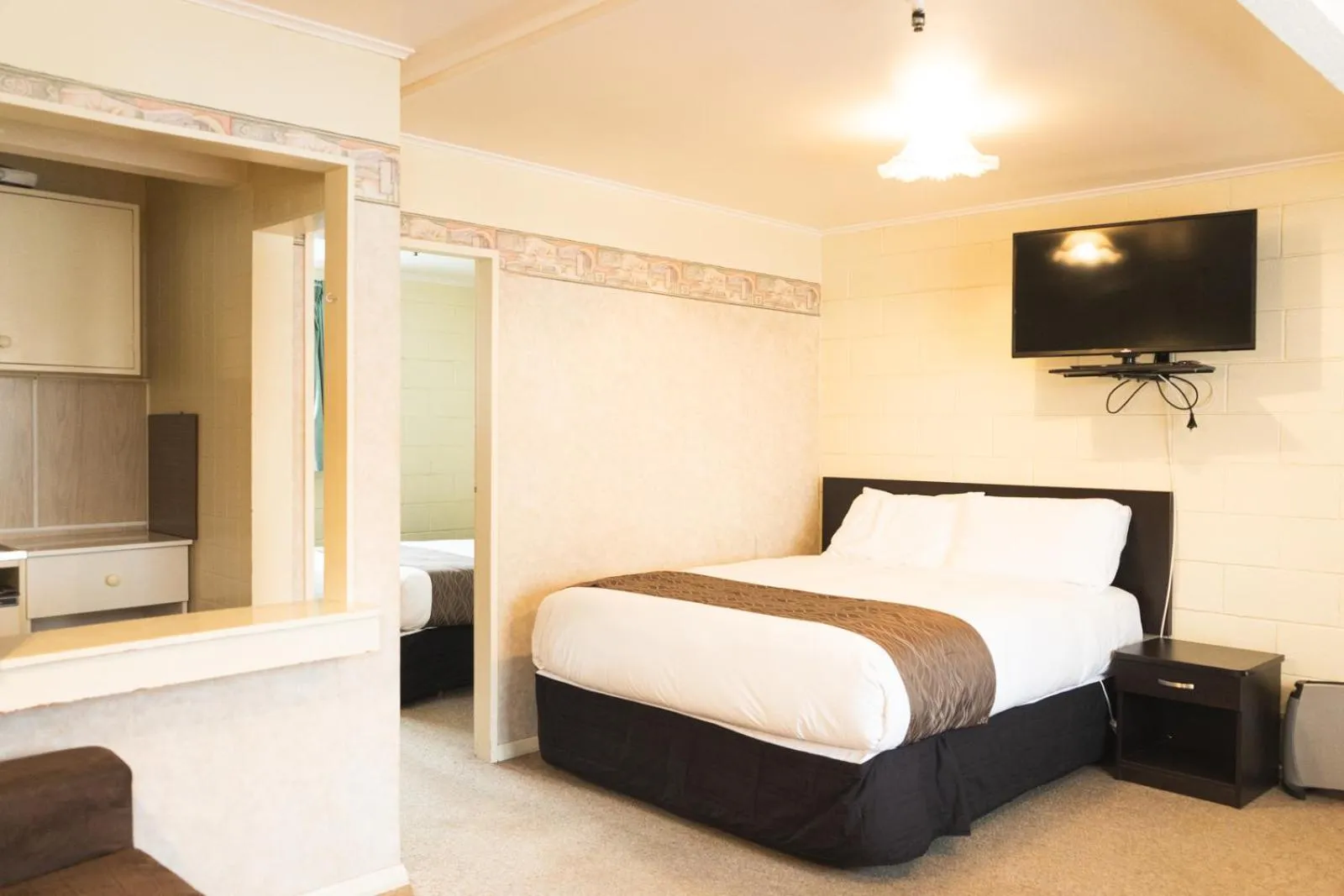 Bed in Mayfair Court Motel