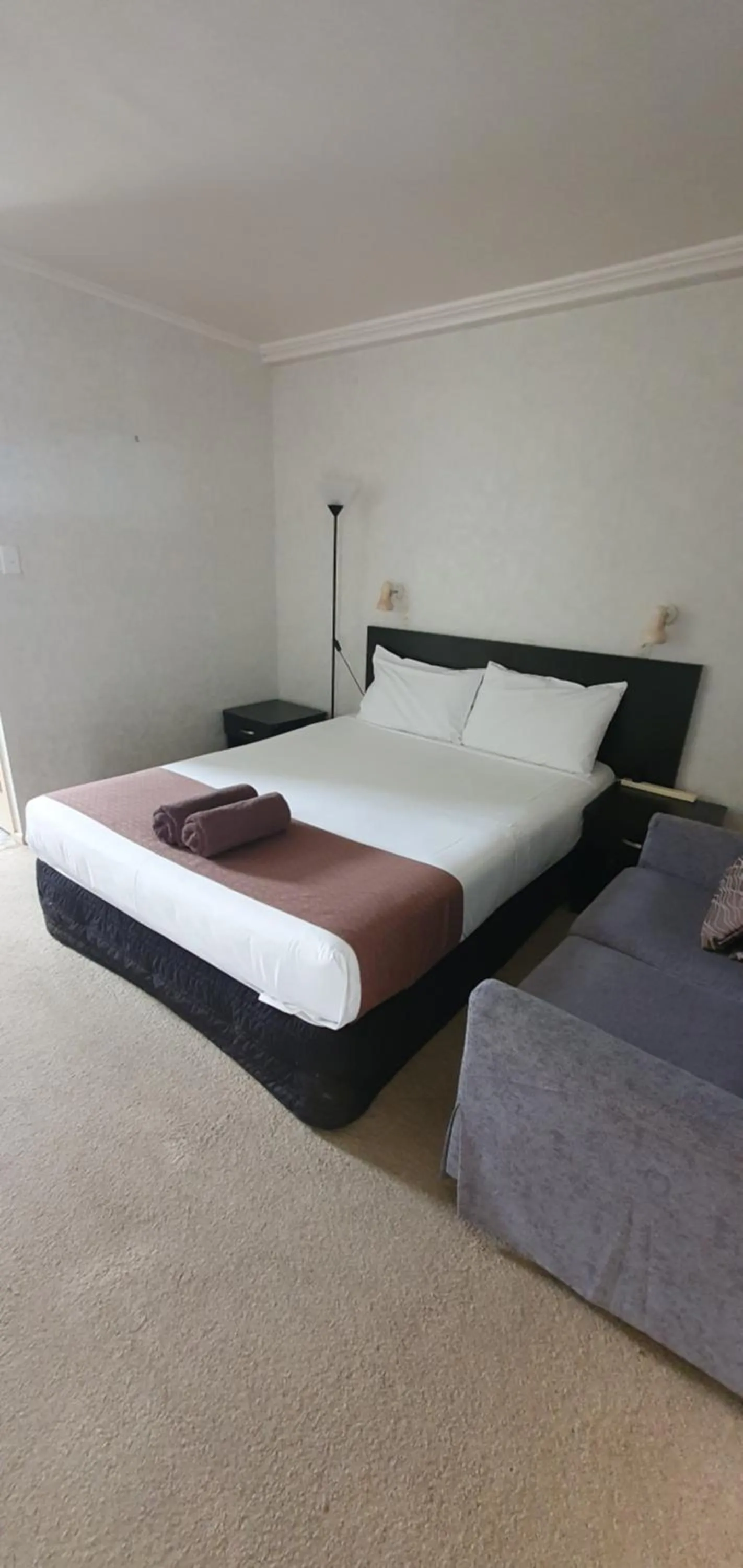 Bed in Mayfair Court Motel