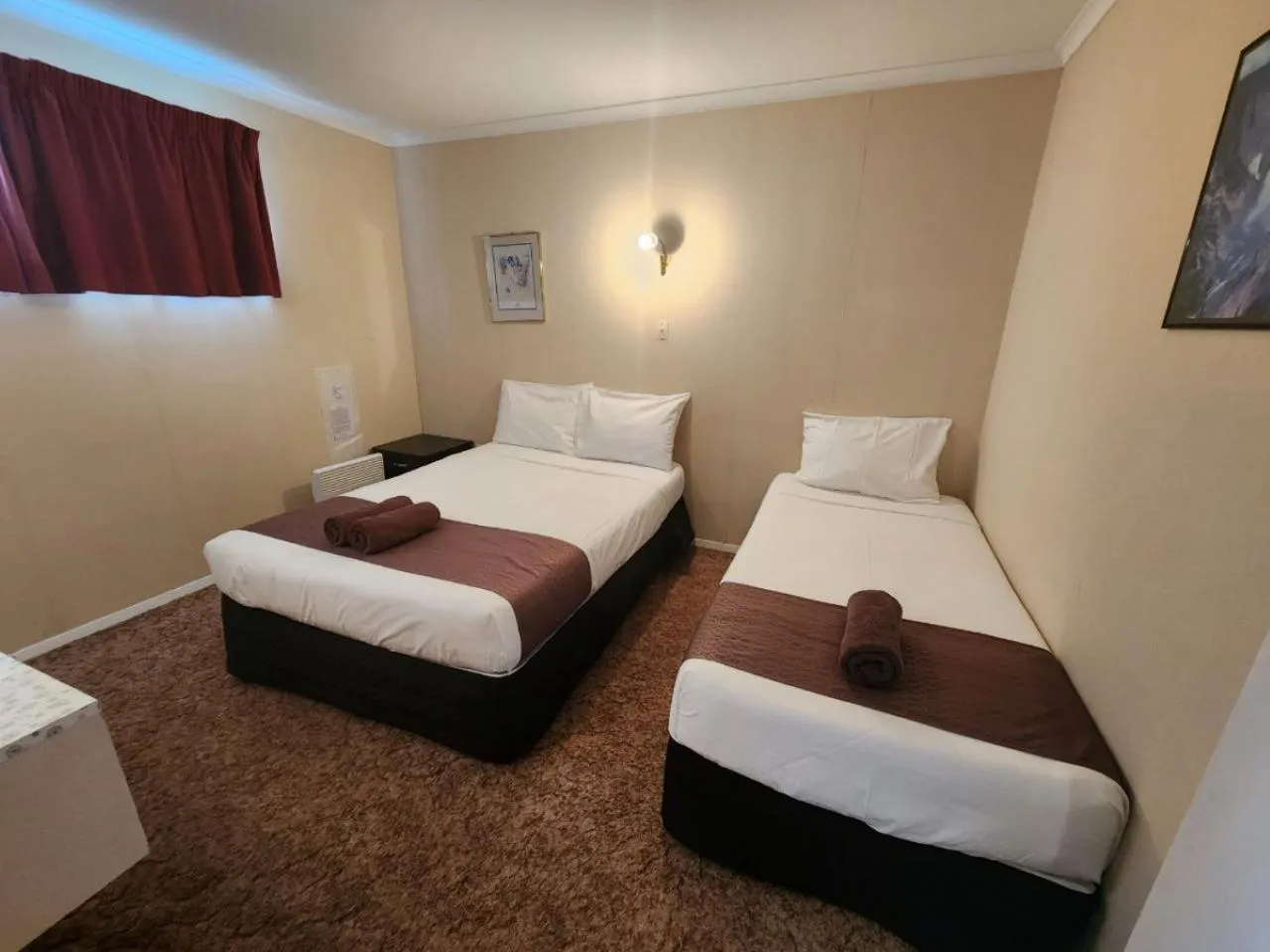 Bed in Mayfair Court Motel