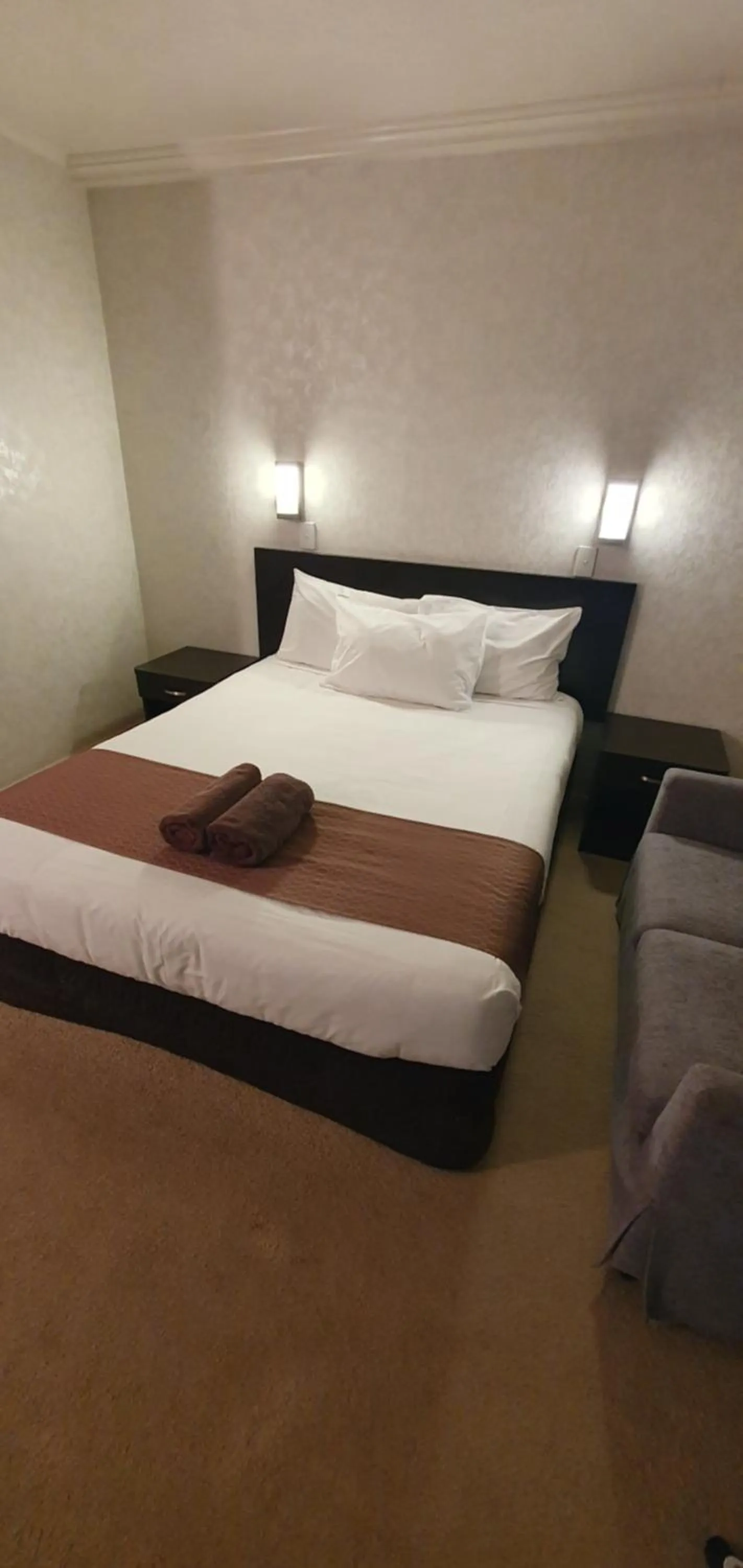 Bed in Mayfair Court Motel