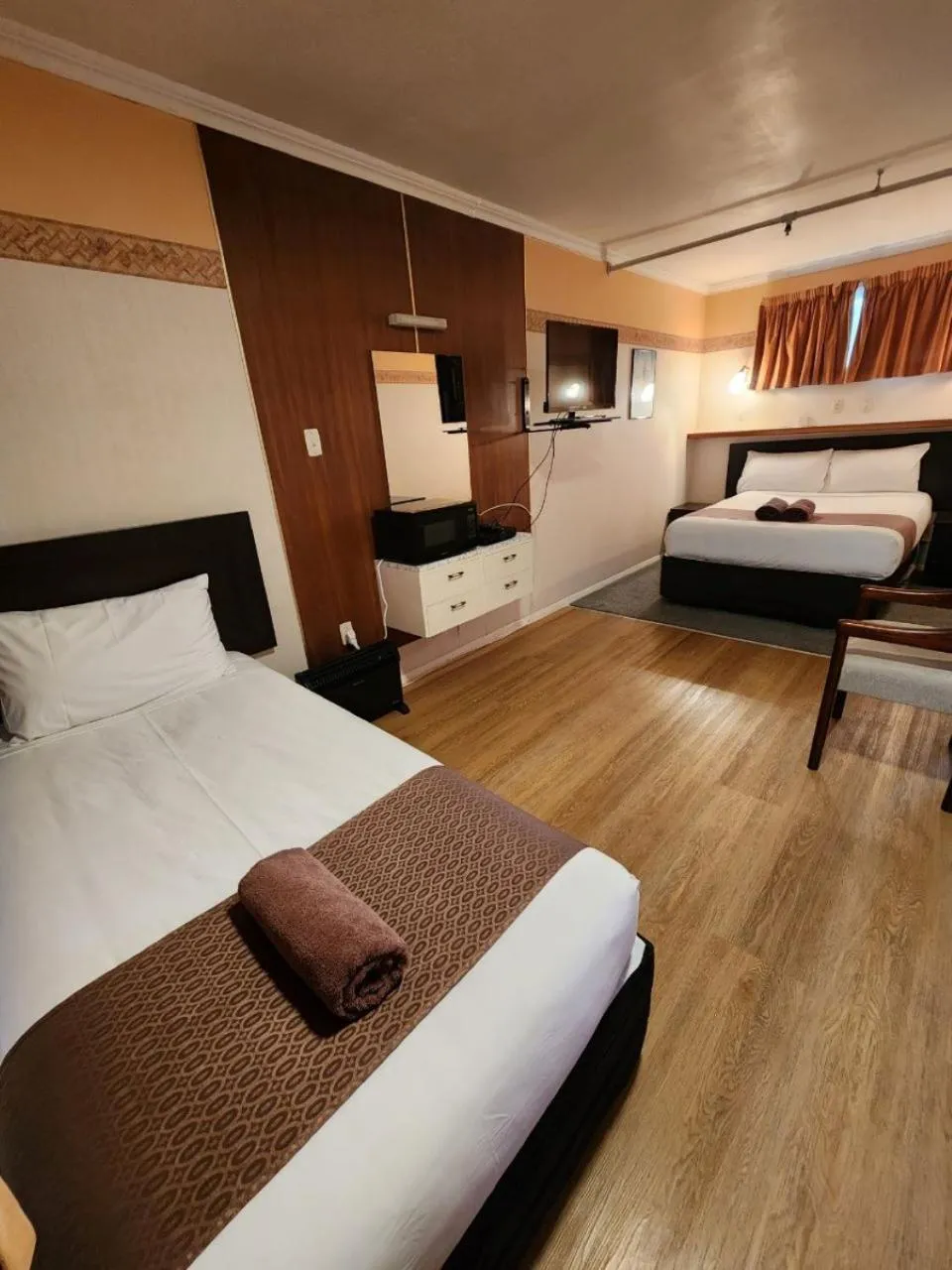 Bed in Mayfair Court Motel