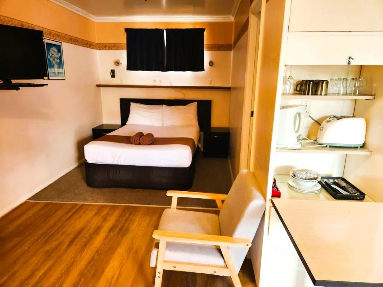 TV and multimedia, Bed in Mayfair Court Motel