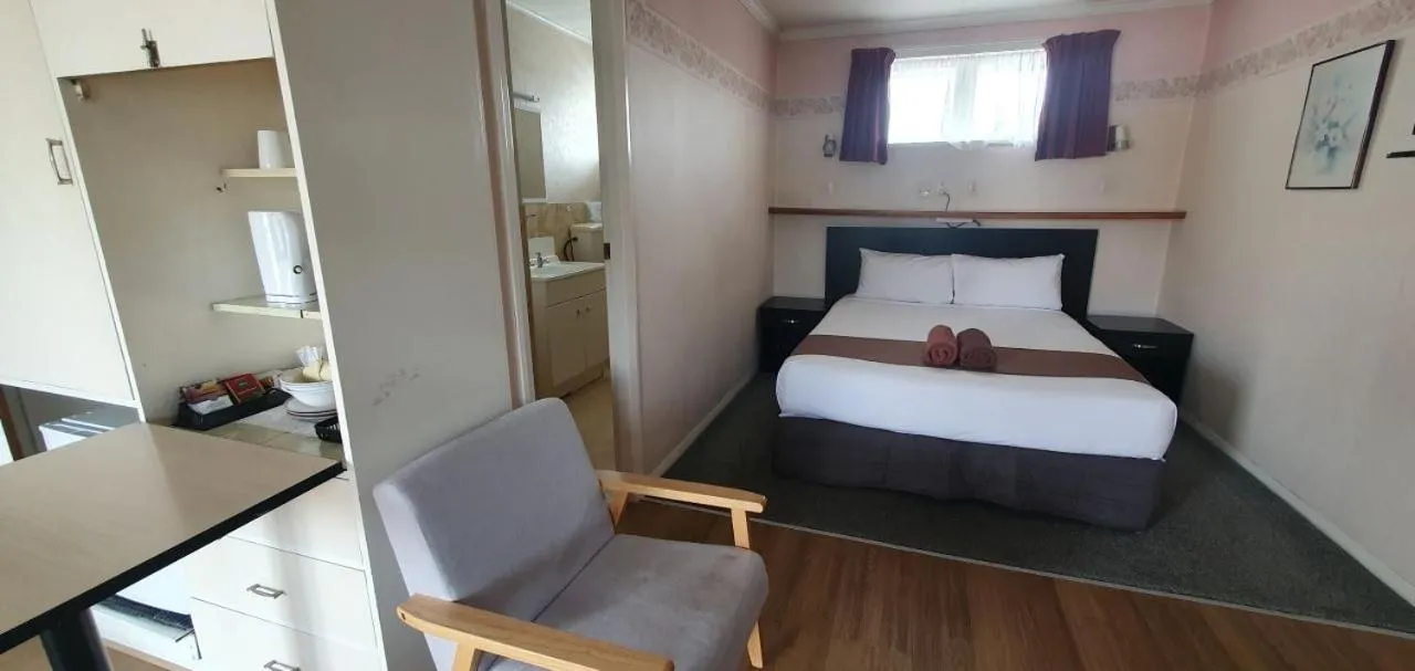 Bed in Mayfair Court Motel