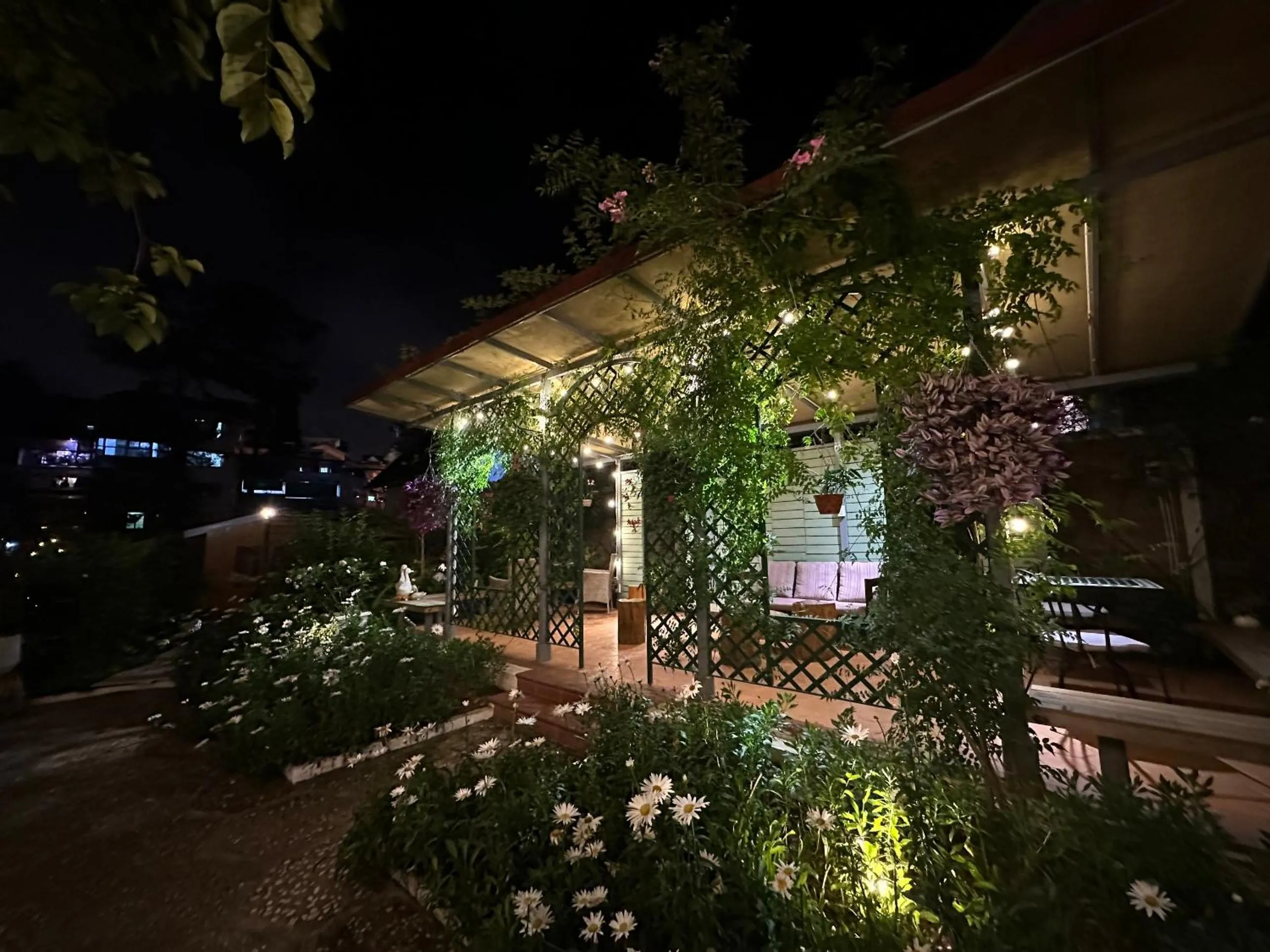 Garden in La Em Boutique Villa