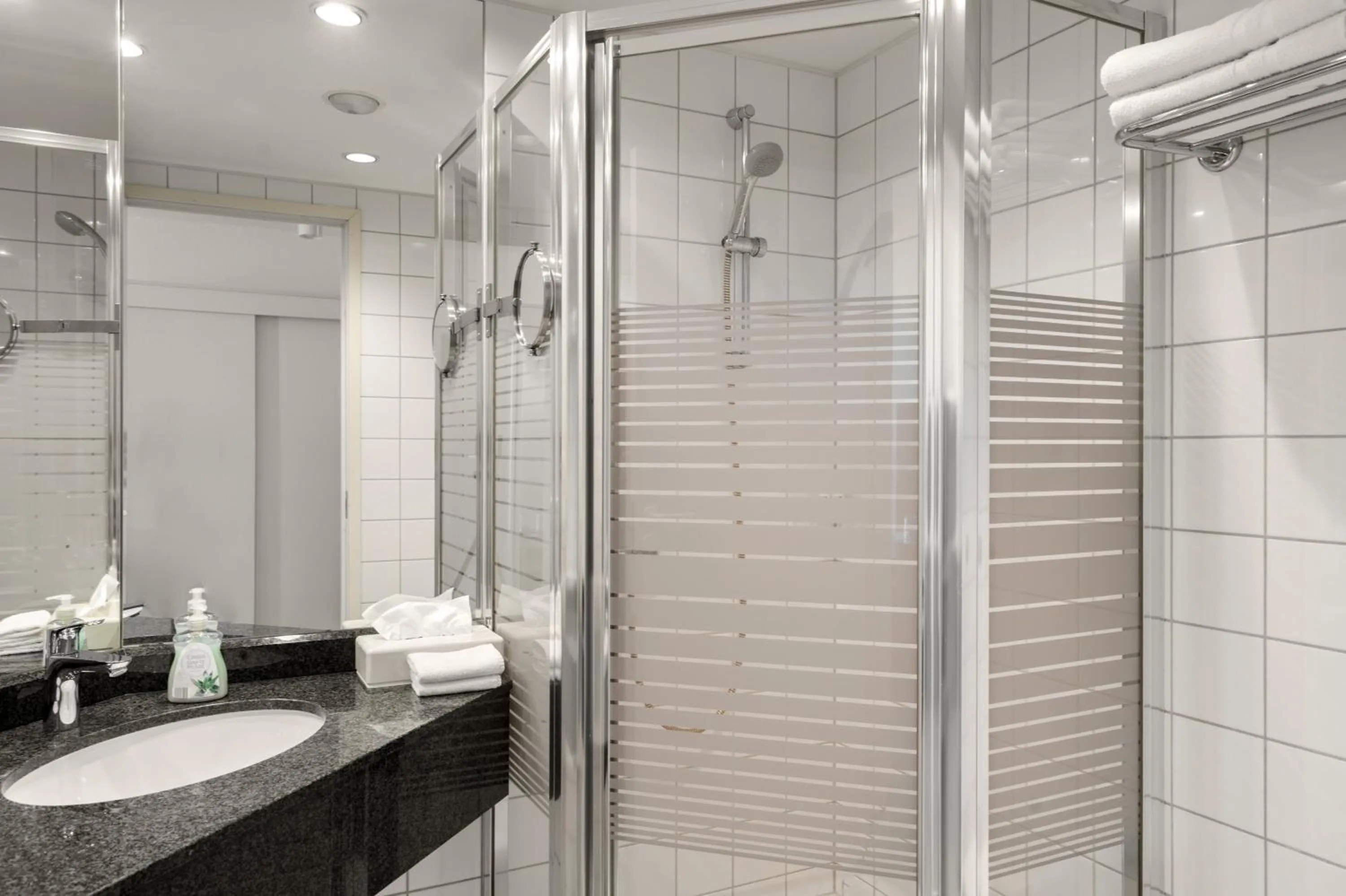 Shower in Kirchers Park & Wellnesshotel Kaiserstuhl