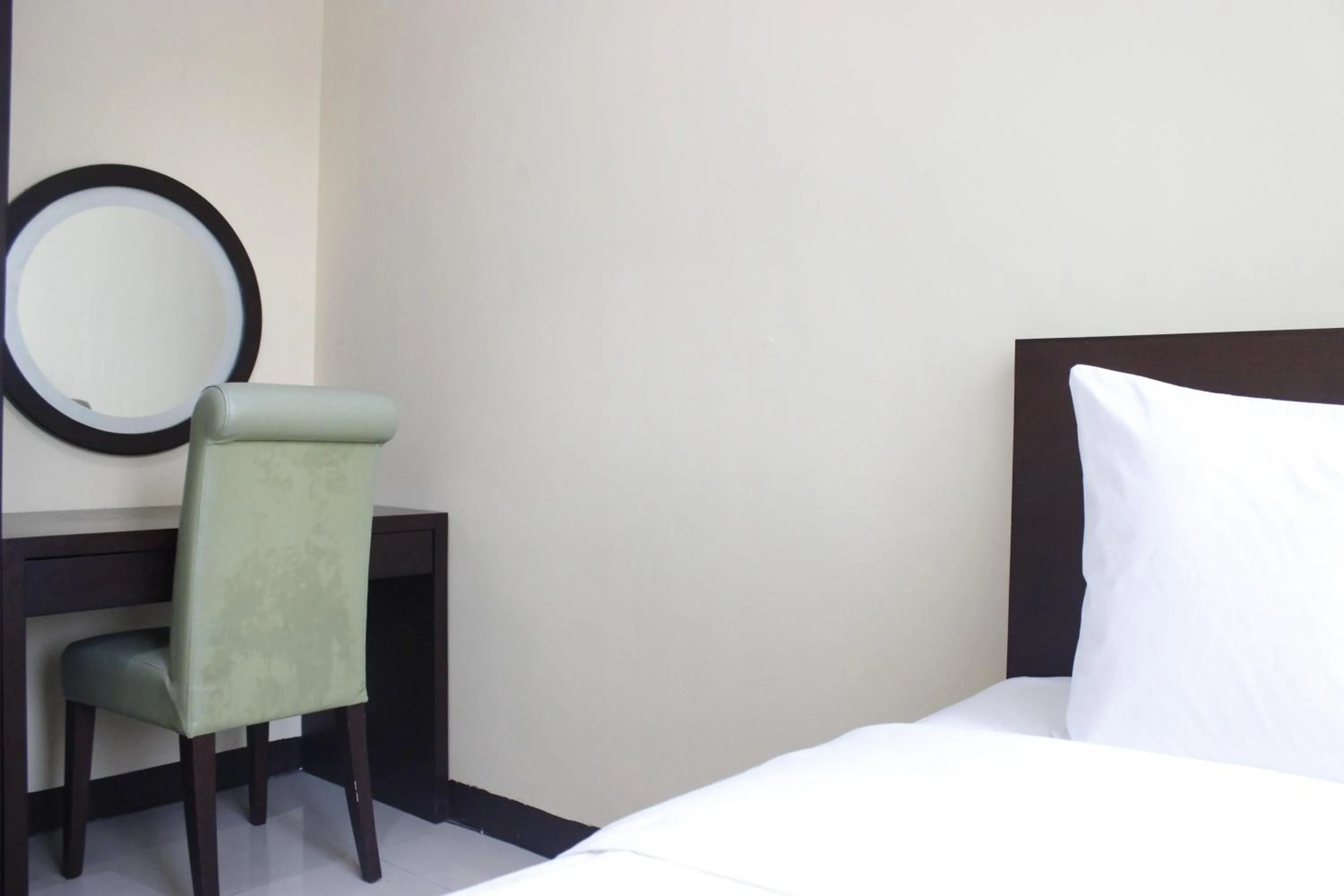 Bed in Deluxe & Cozy 4BR Galeri Ciumbuleuit Apartment By Travelio