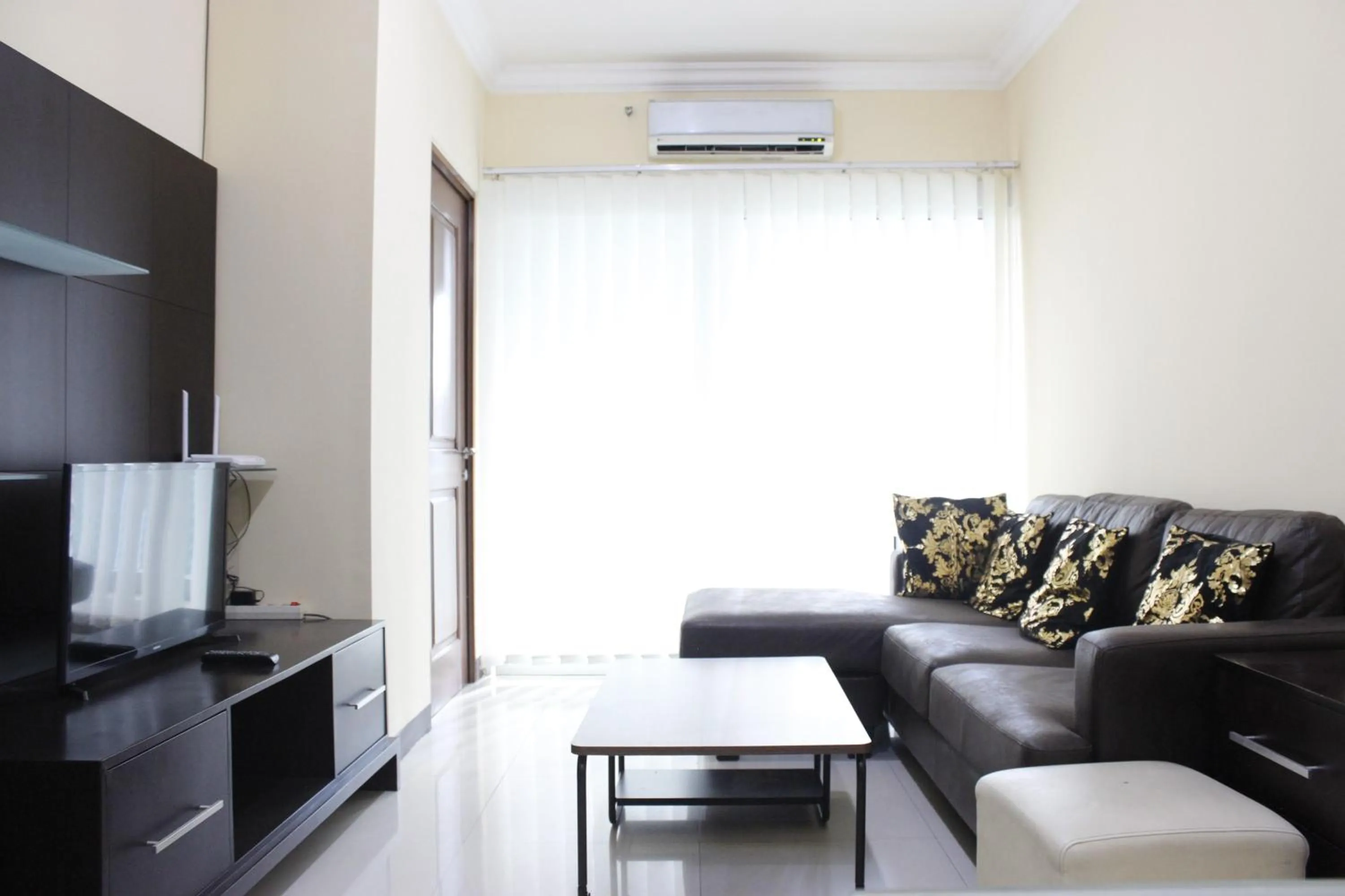 Living room in Deluxe & Cozy 4BR Galeri Ciumbuleuit Apartment By Travelio