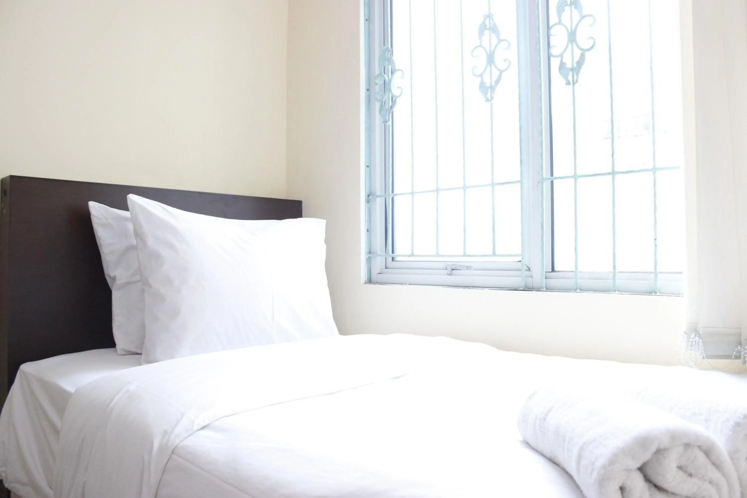 Bed in Deluxe & Cozy 4BR Galeri Ciumbuleuit Apartment By Travelio