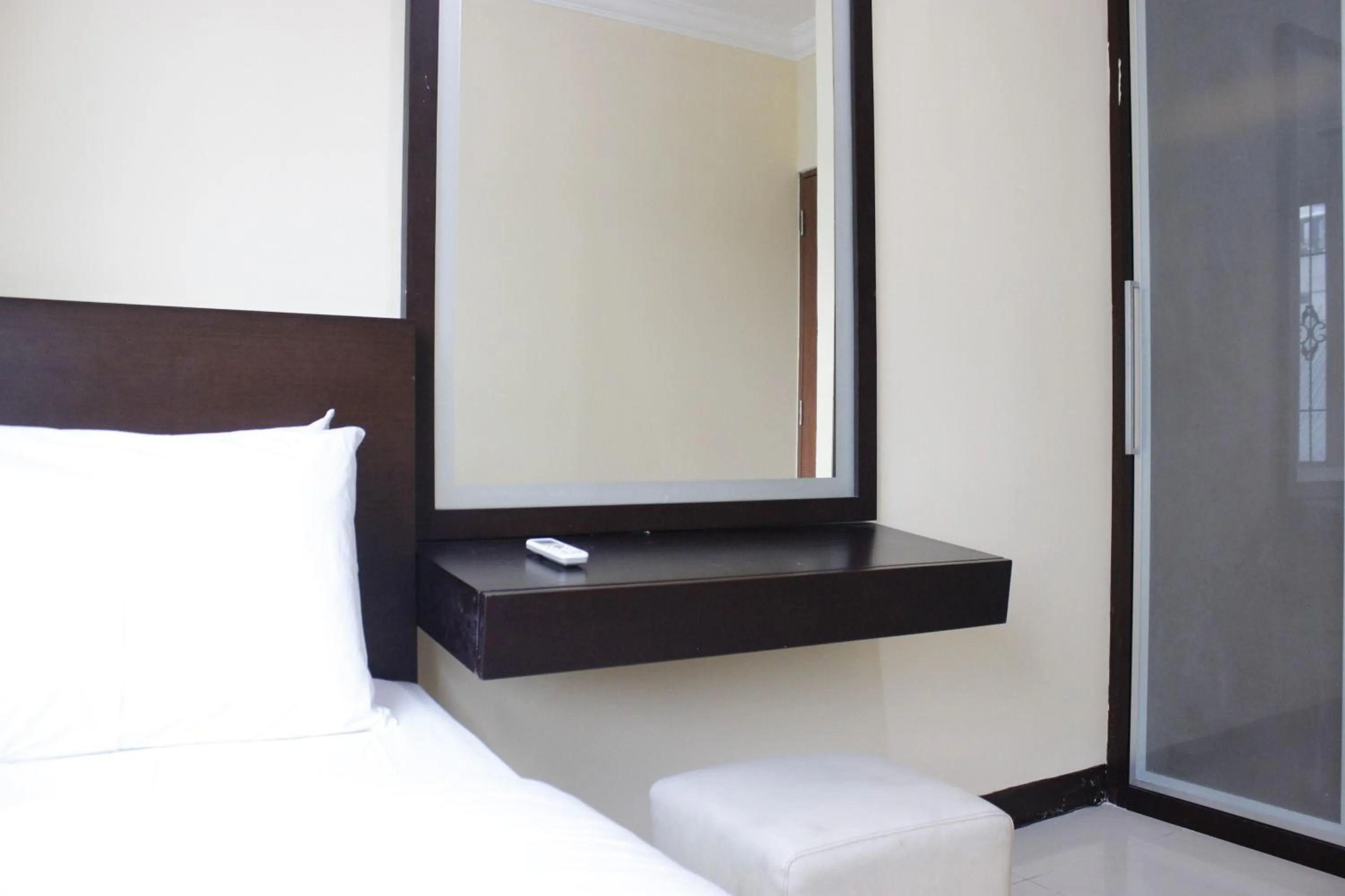 Bed in Deluxe & Cozy 4BR Galeri Ciumbuleuit Apartment By Travelio