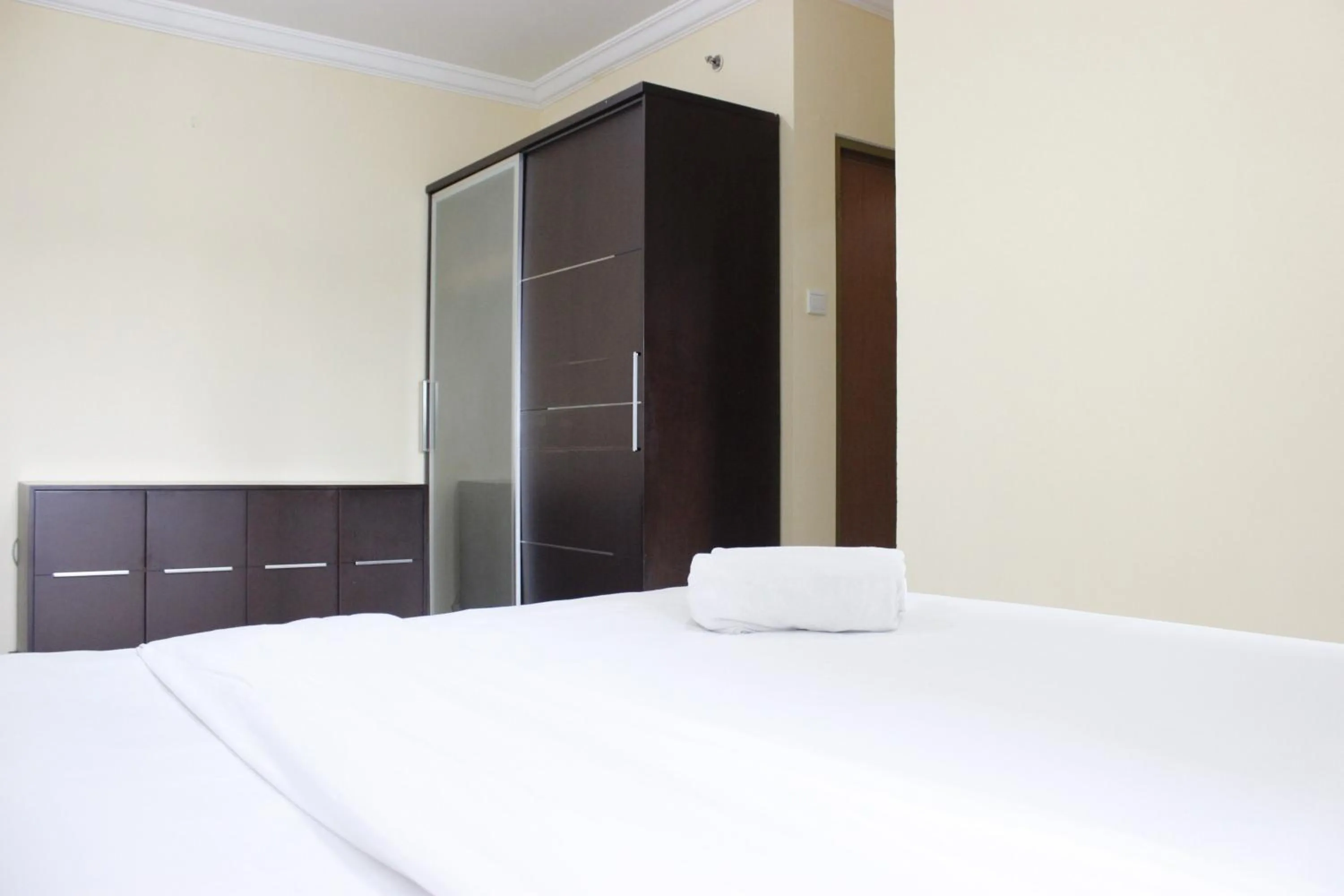 Bed in Deluxe & Cozy 4BR Galeri Ciumbuleuit Apartment By Travelio