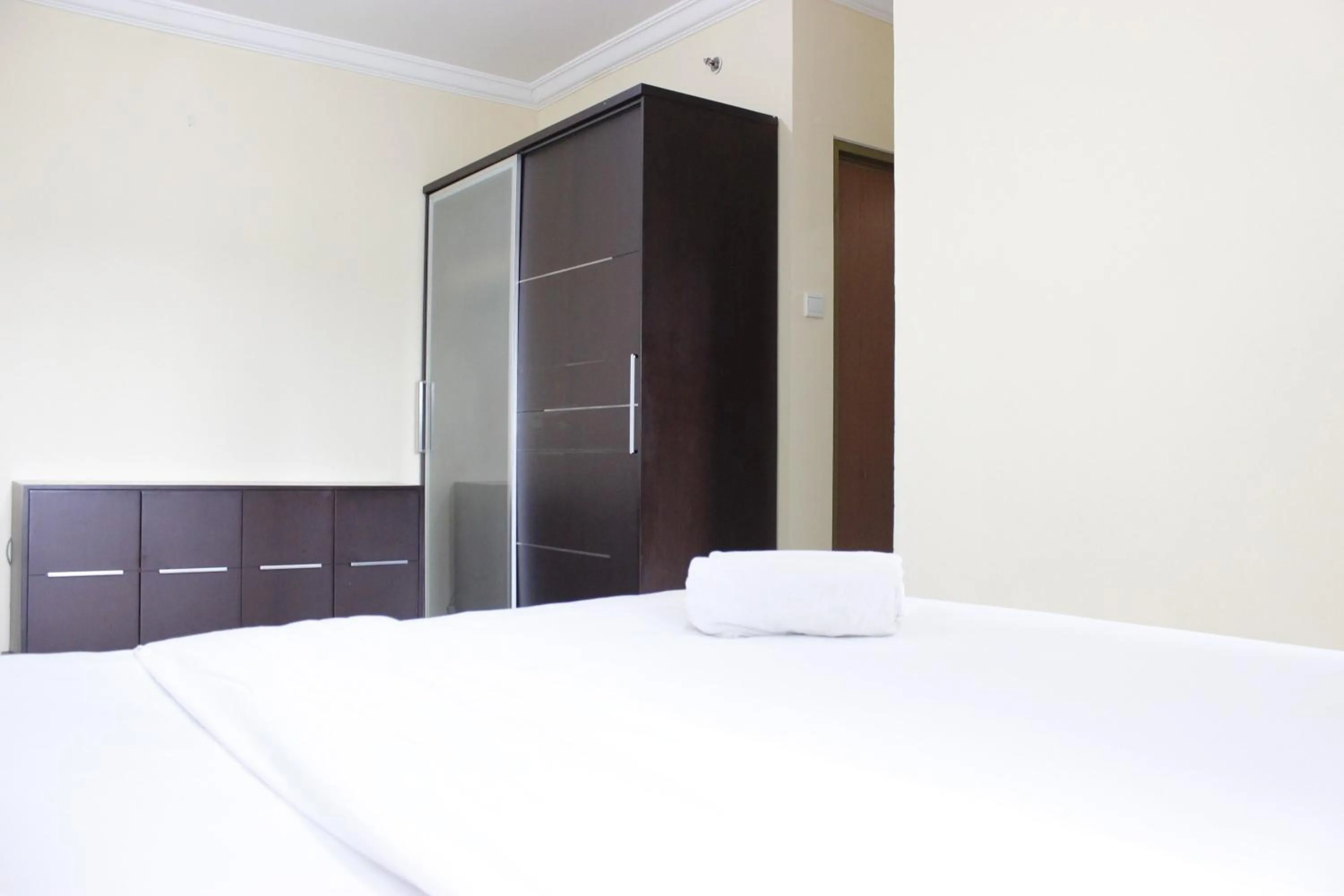Bed in Deluxe & Cozy 4BR Galeri Ciumbuleuit Apartment By Travelio
