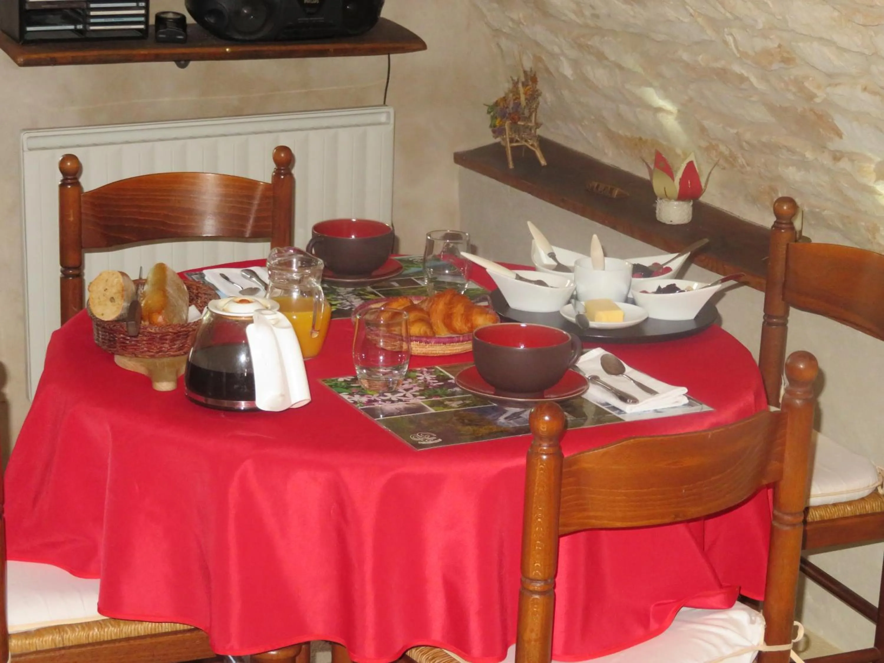 Continental breakfast in Murmure des buis