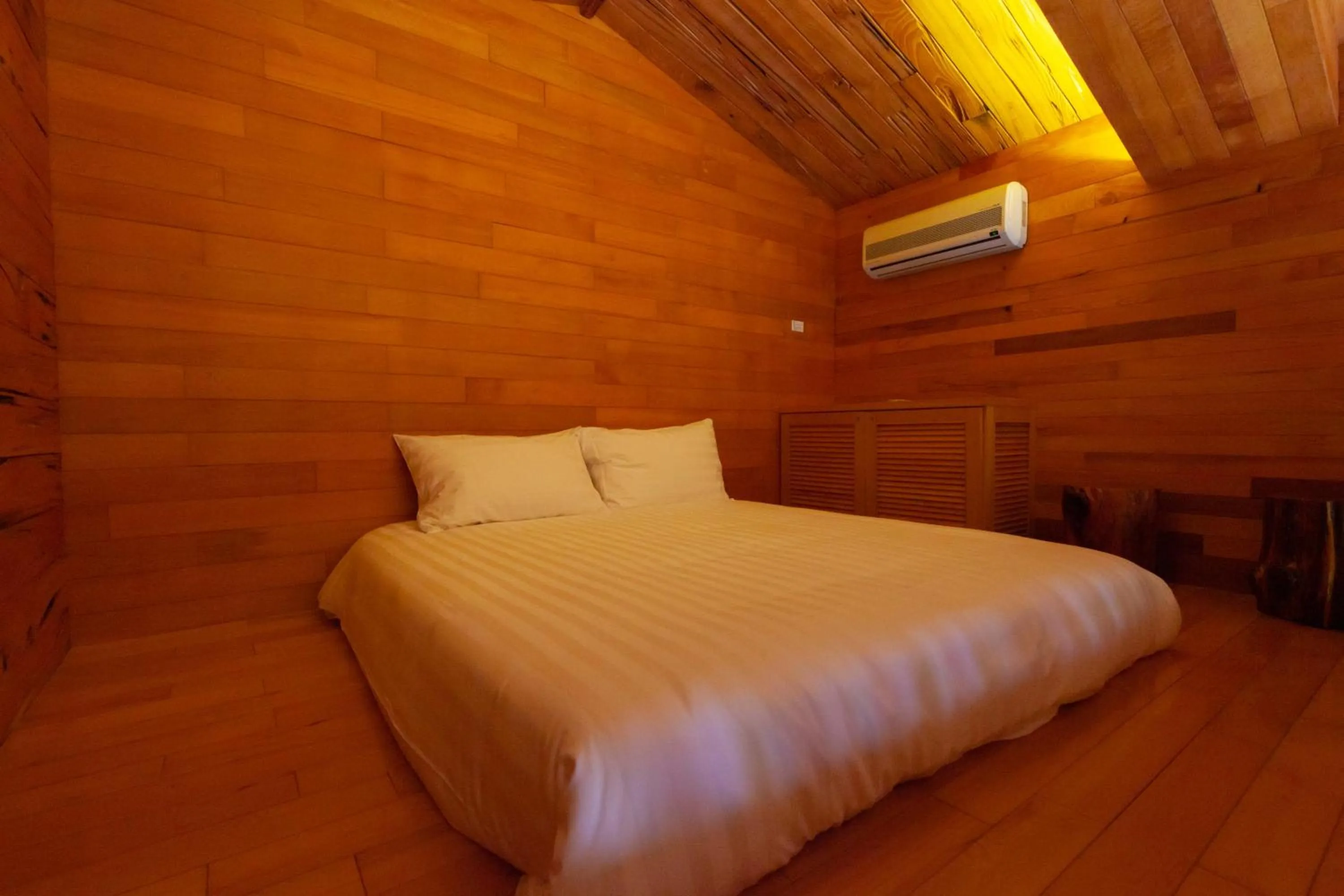 Bedroom, Bed in Hinoki House