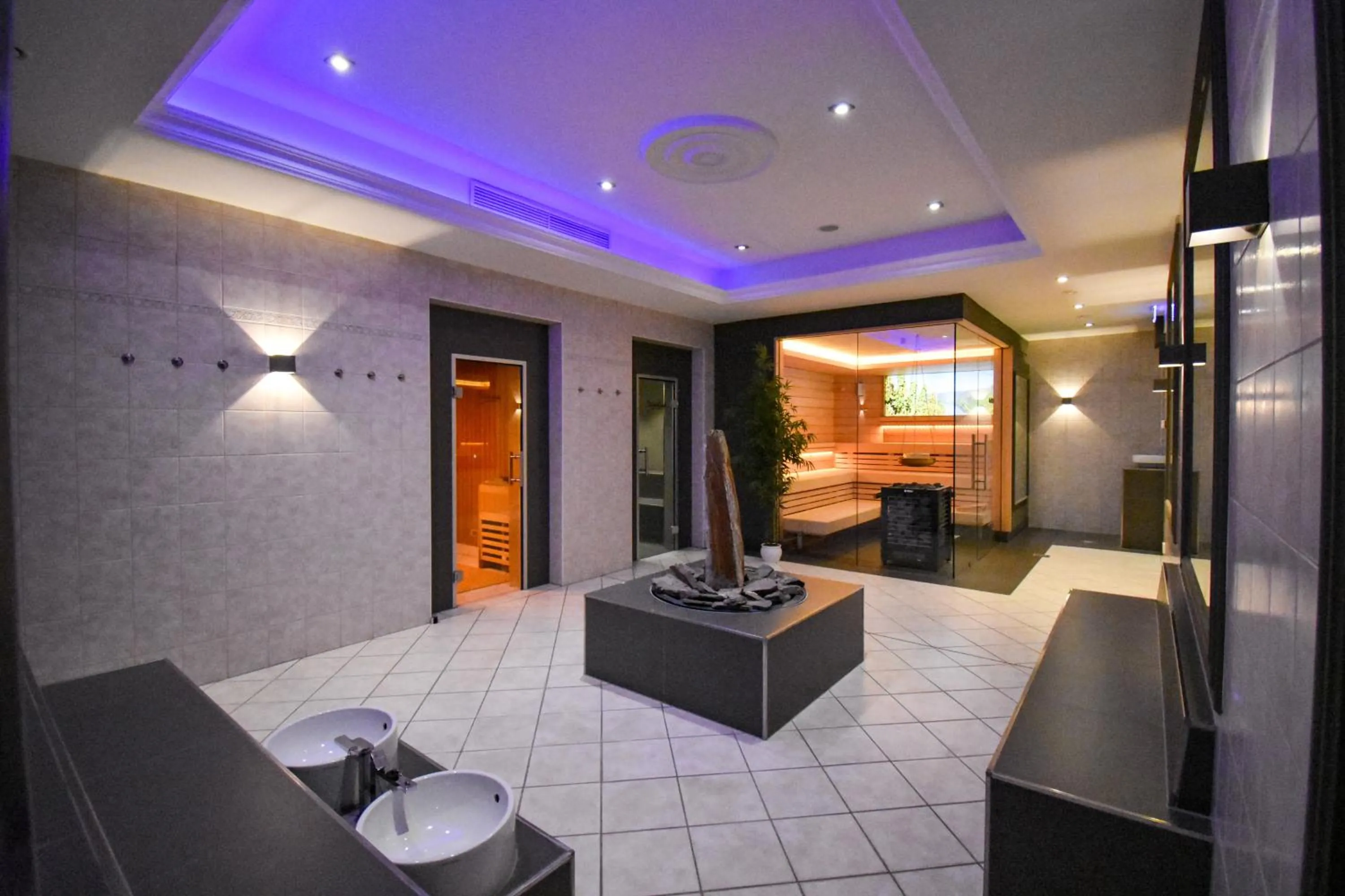 Spa and wellness centre/facilities, Bed in Schloß-Hotel Petry