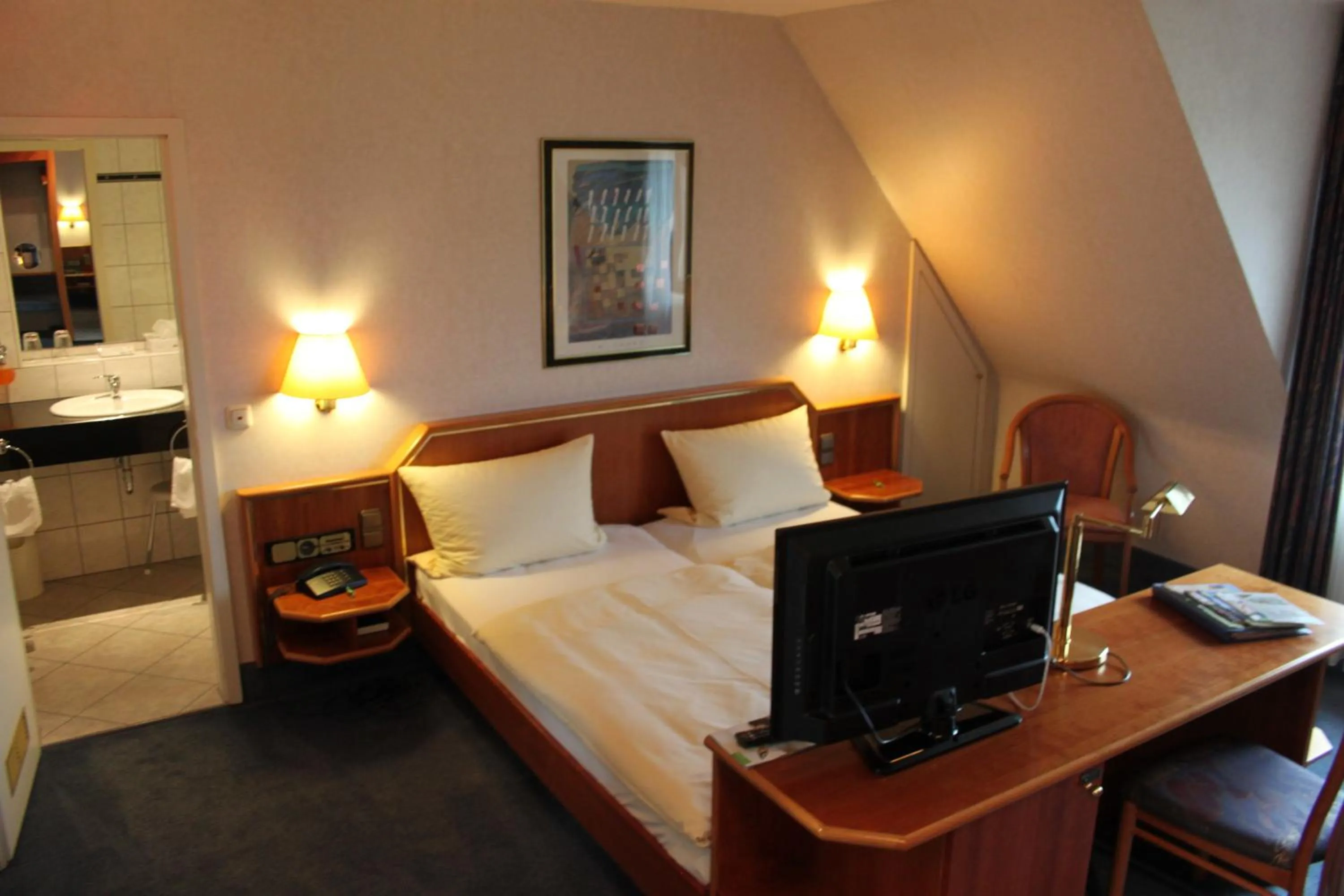 Photo of the whole room, Bed in Hotel-Gasthof Die Post Brennerei Frankenhöhe