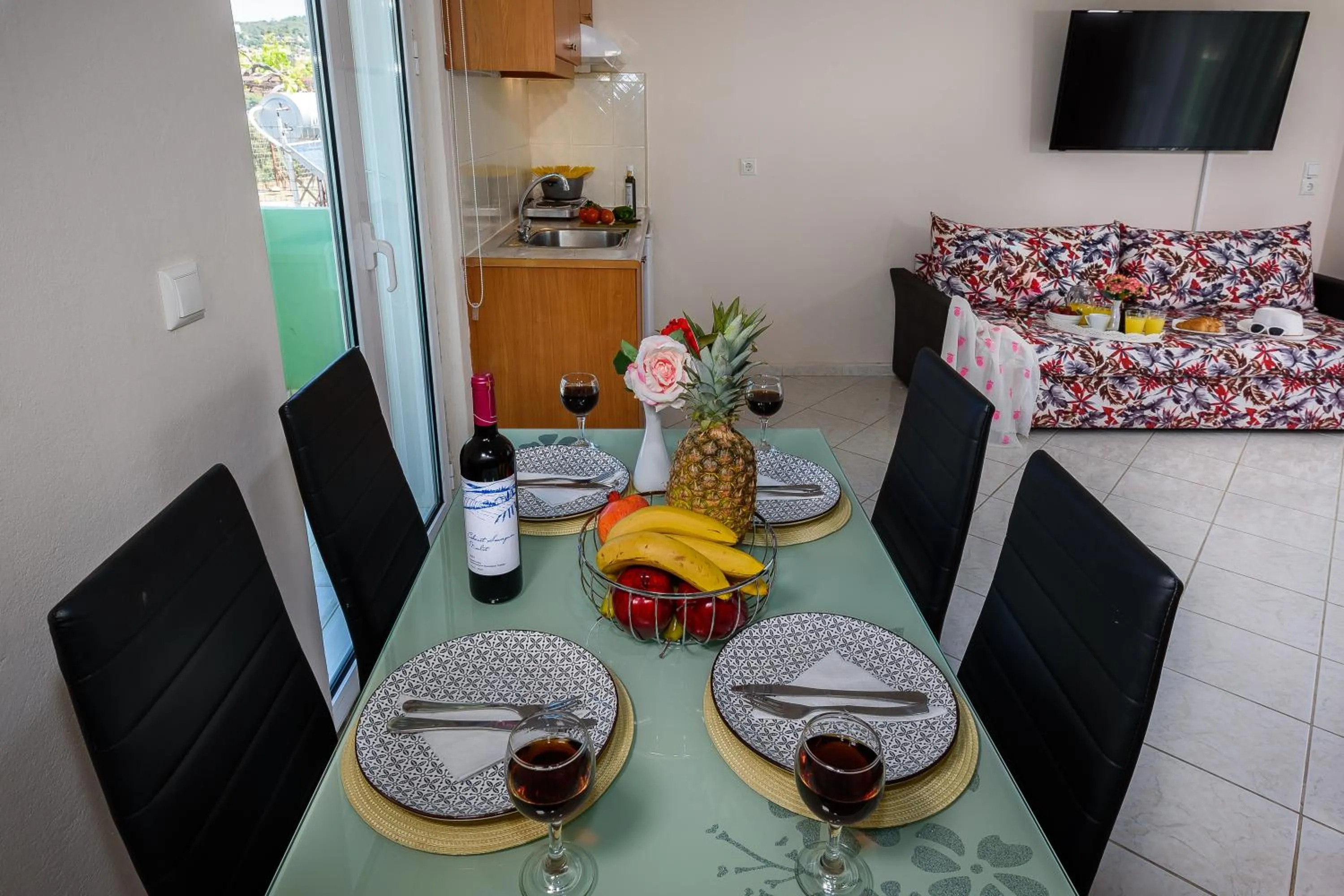 Kitchen or kitchenette in Room 25