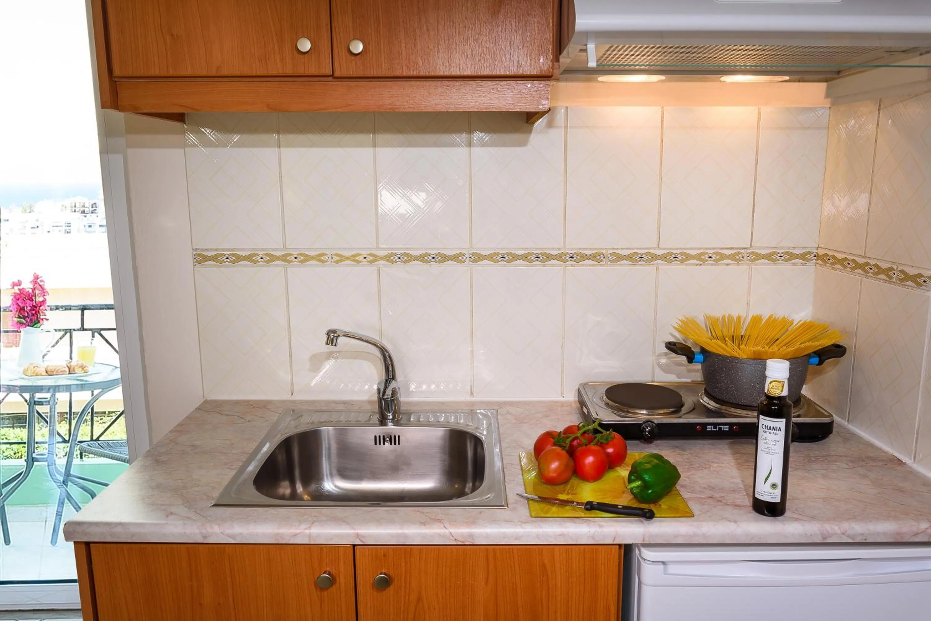 Kitchen or kitchenette in Room 25