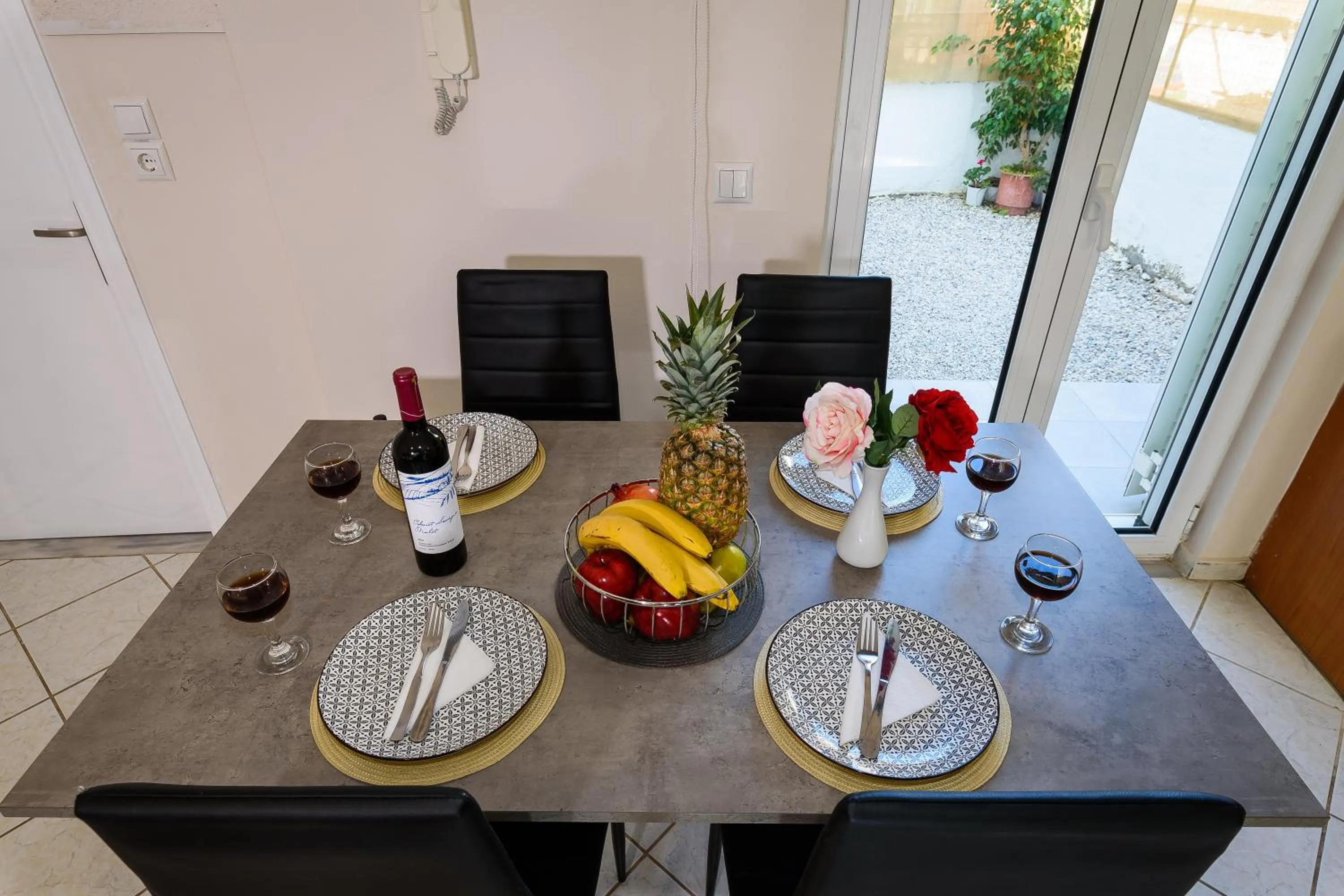 Food and drinks in Room 25