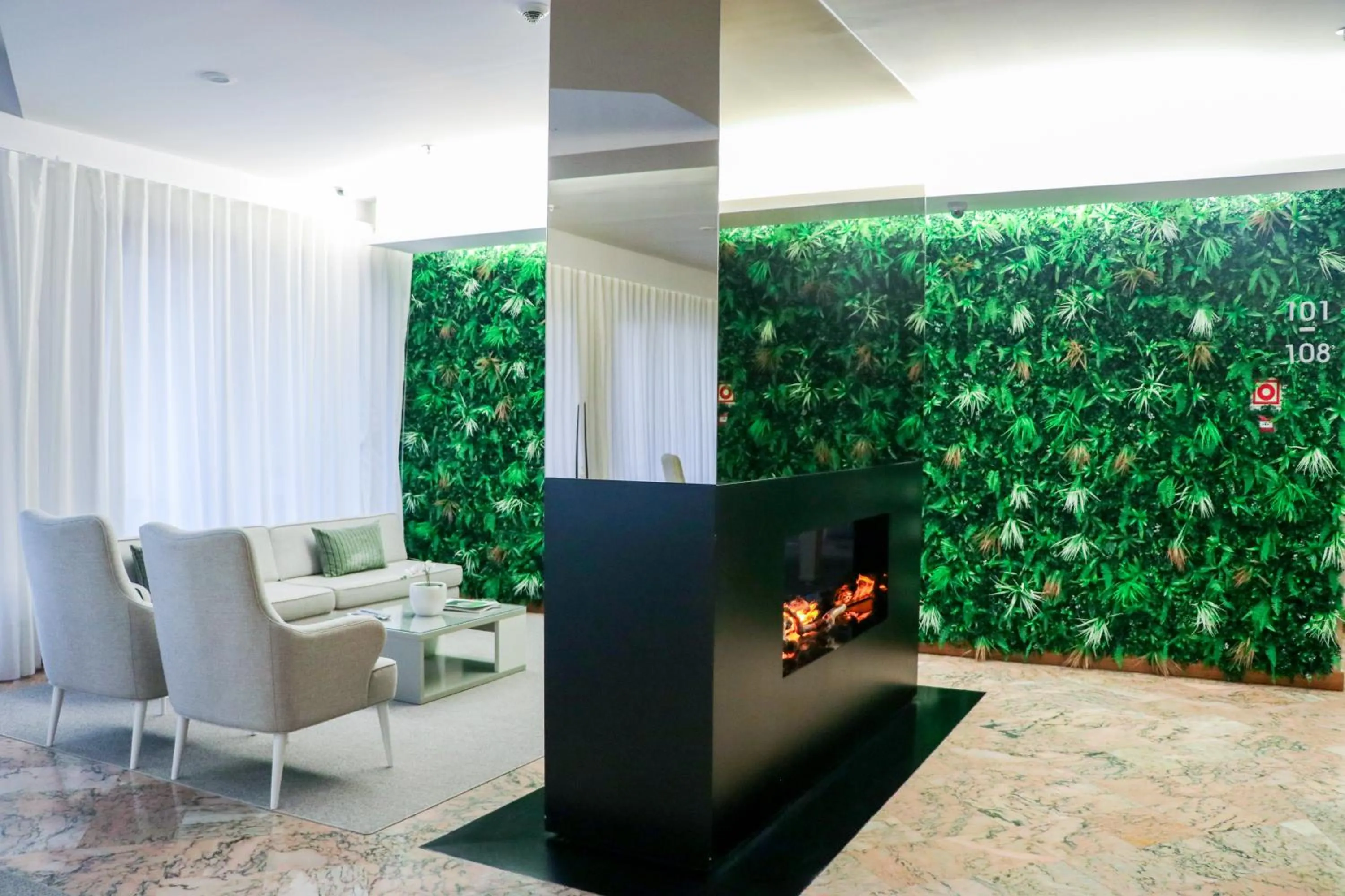 Communal lounge/ TV room in Hotel São Bento da Porta Aberta & Spa