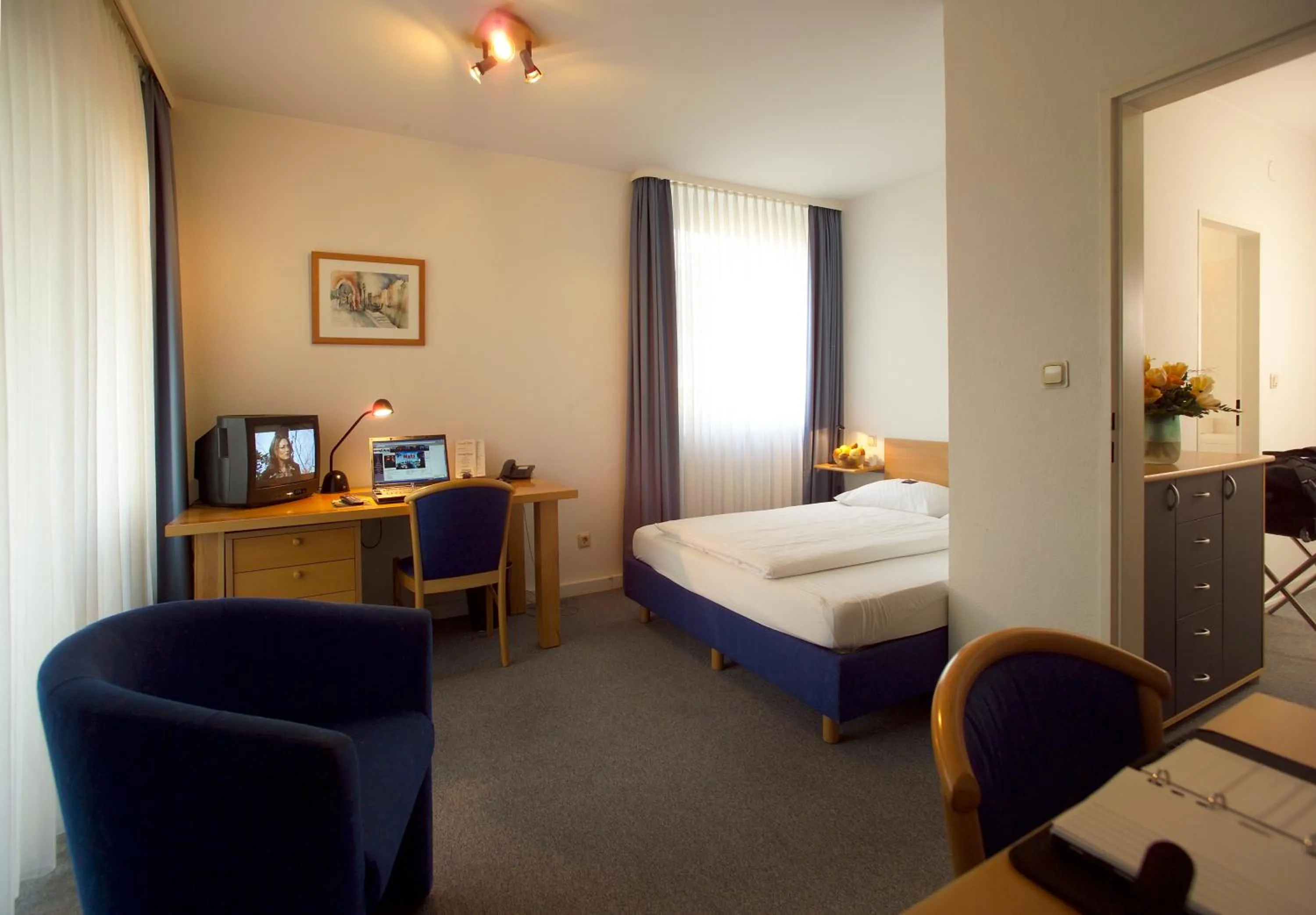 Living room, Bed in Central Hotel Eschborn