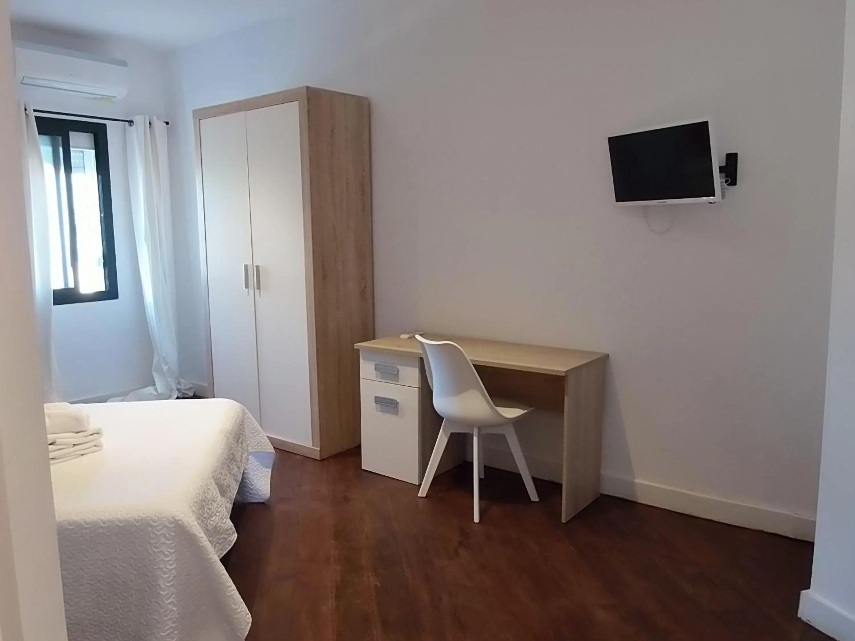 TV and multimedia, Bed in Hostal Restaurante Benalup Golf