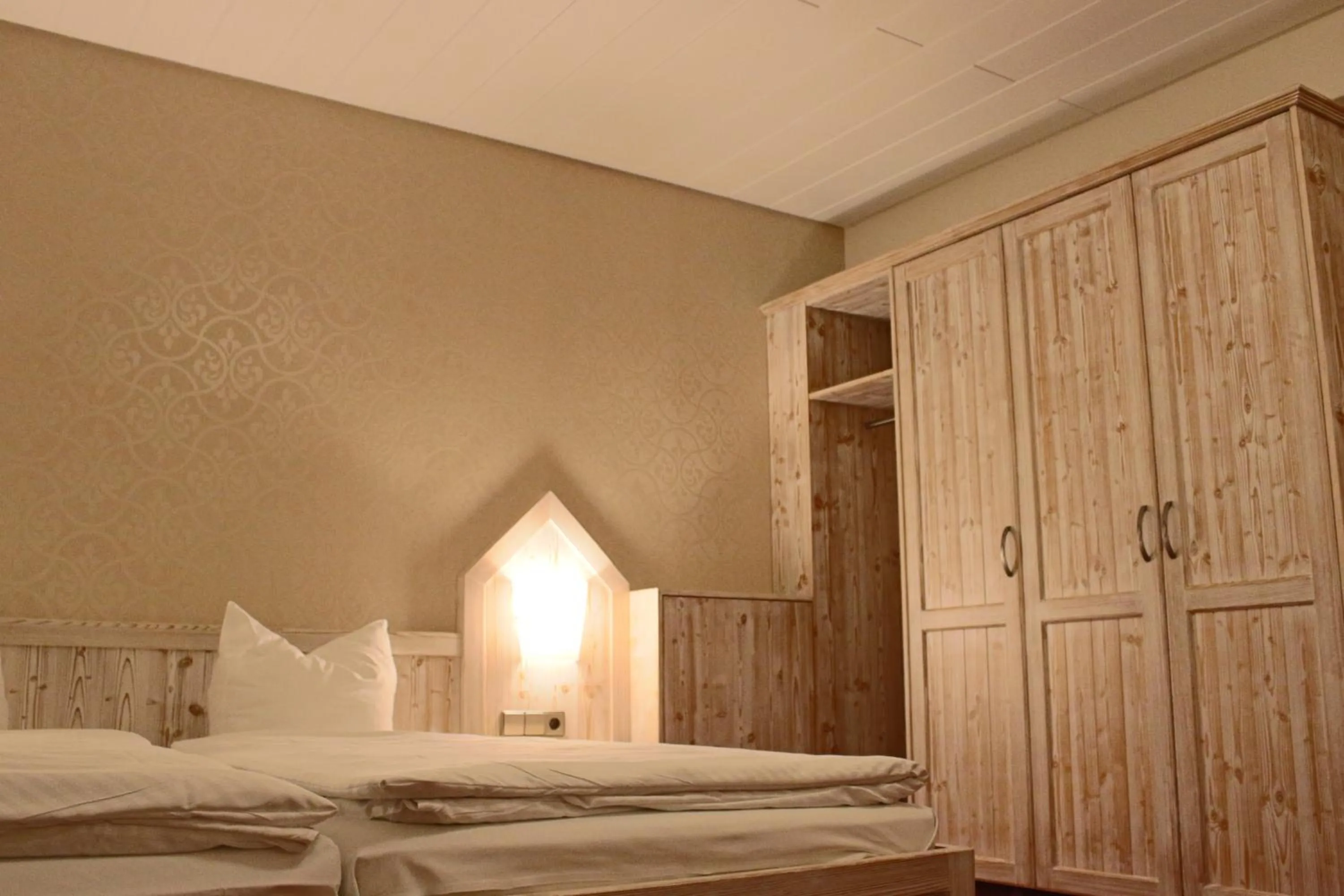 Seating area, Bed in Central-Hotel