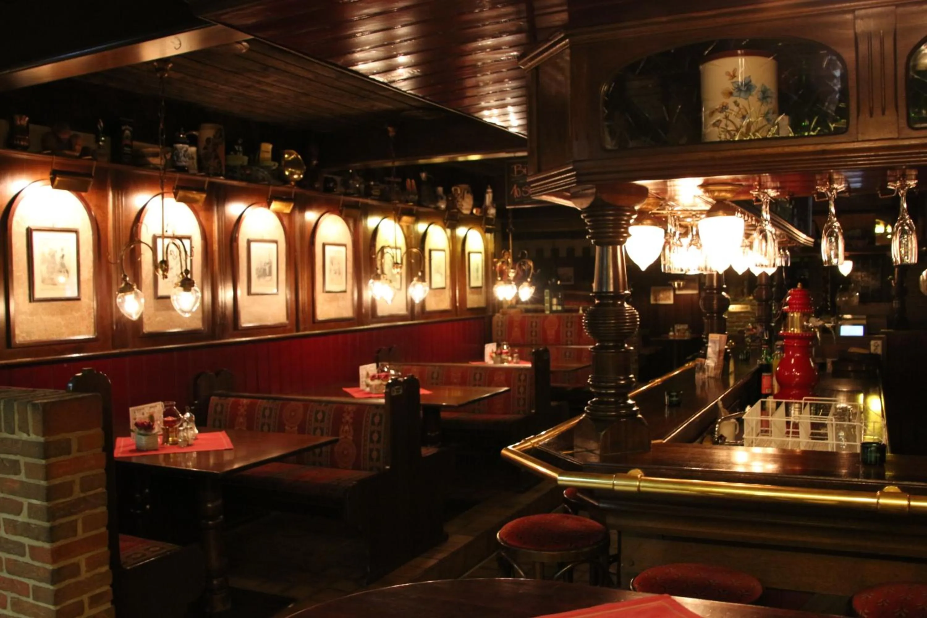 Restaurant/places to eat in Central-Hotel