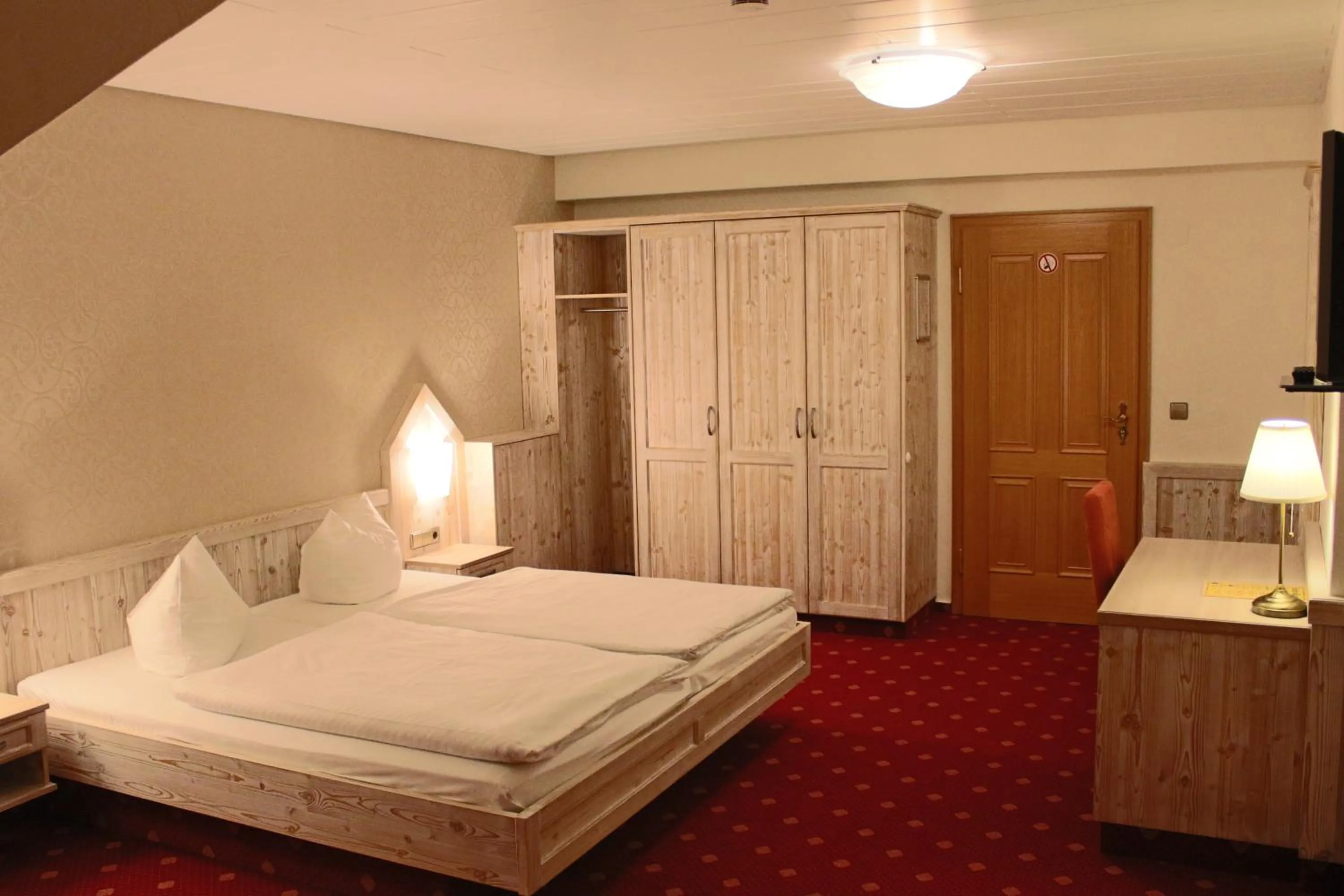 Seating area, Bed in Central-Hotel
