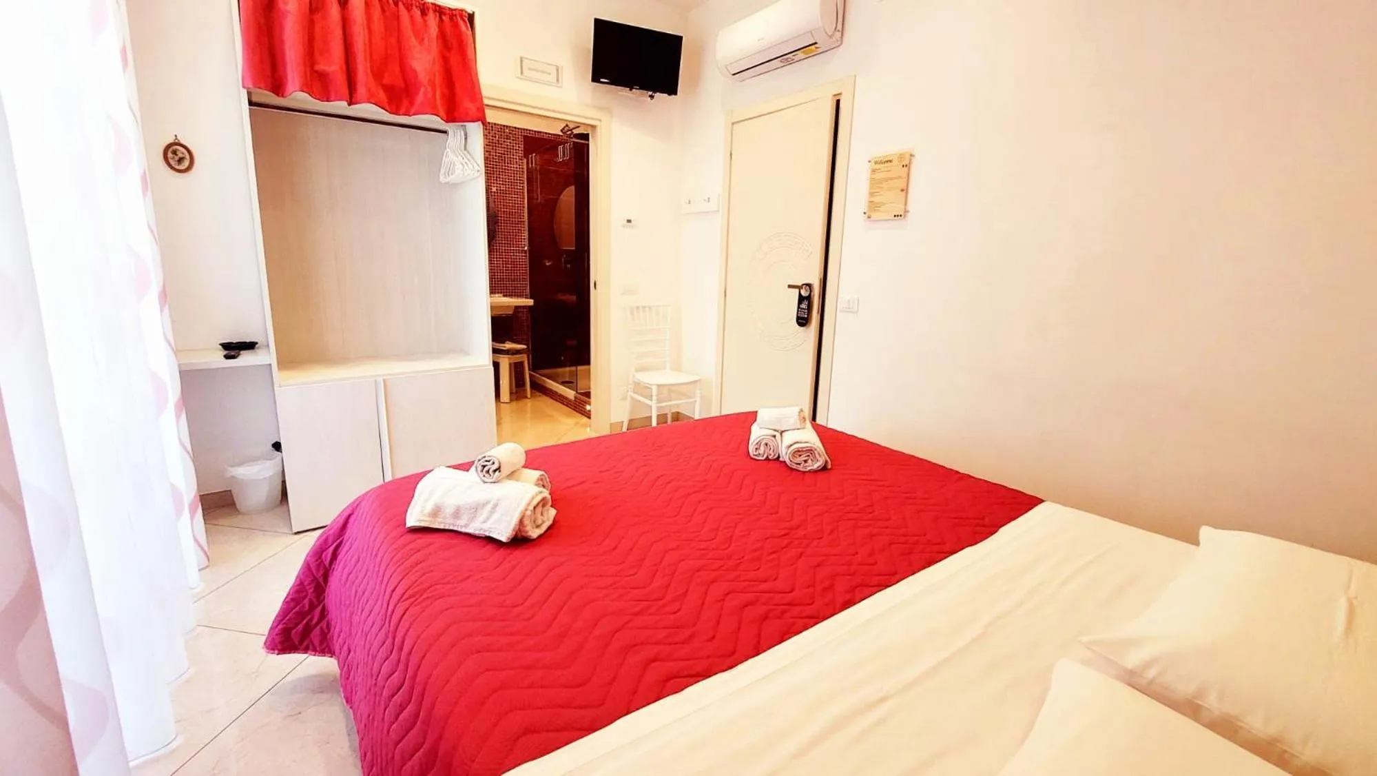 Photo of the whole room, Bed in Olimpo degli Dei