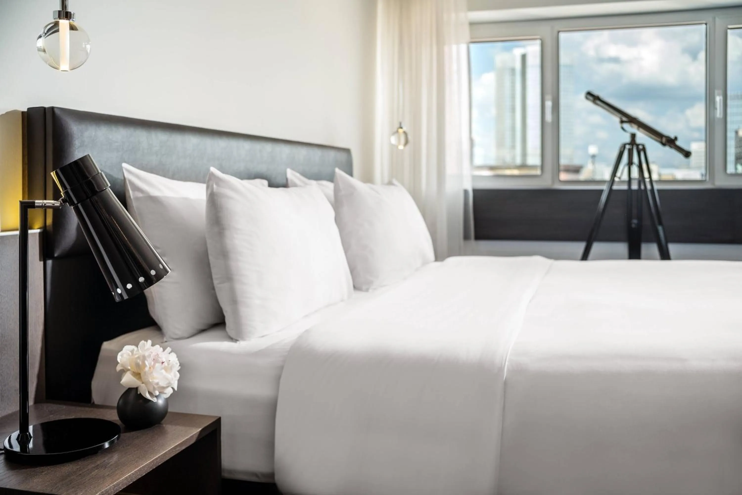 Photo of the whole room, Bed in Le Méridien Frankfurt