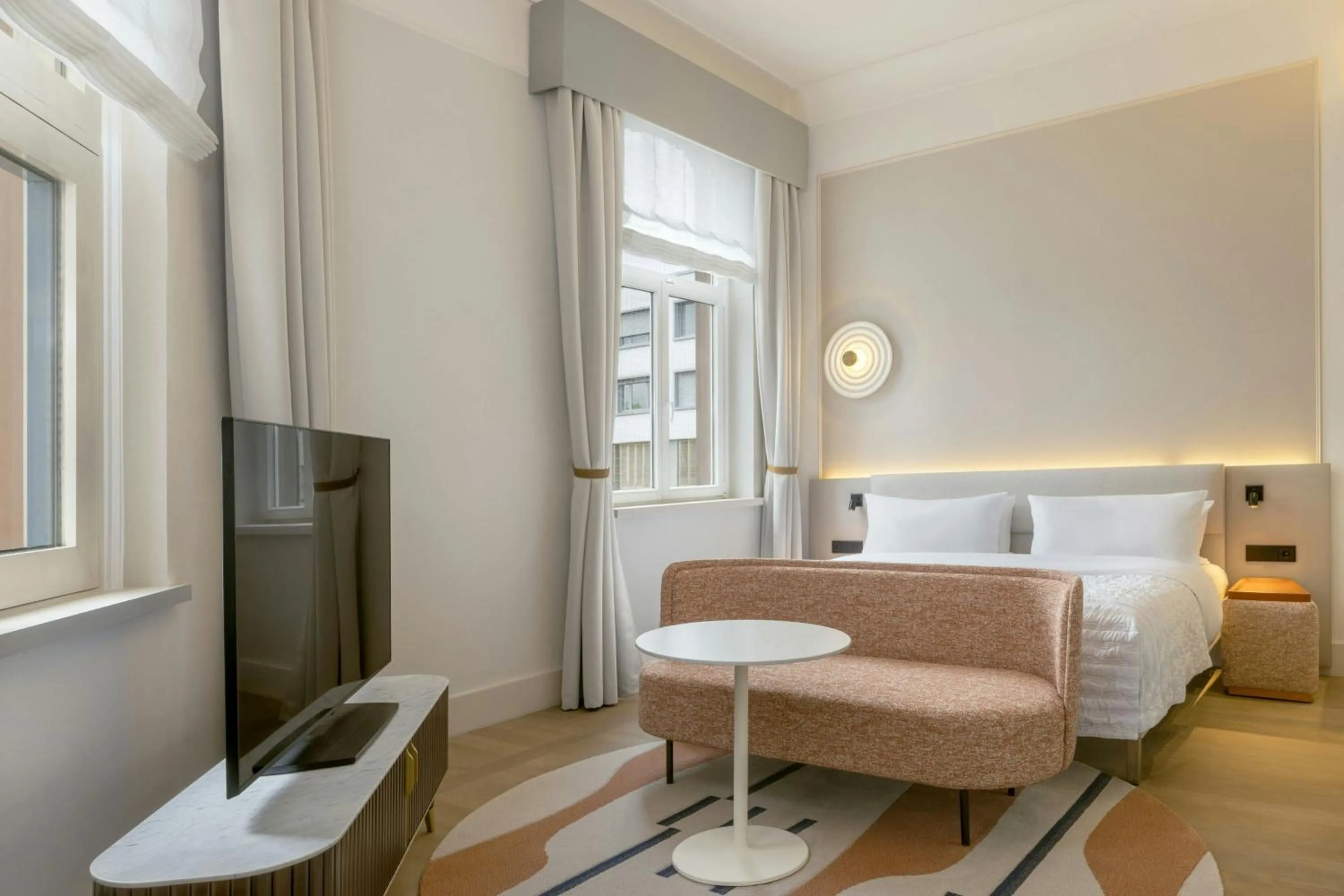 Living room, Bed in Le Méridien Frankfurt