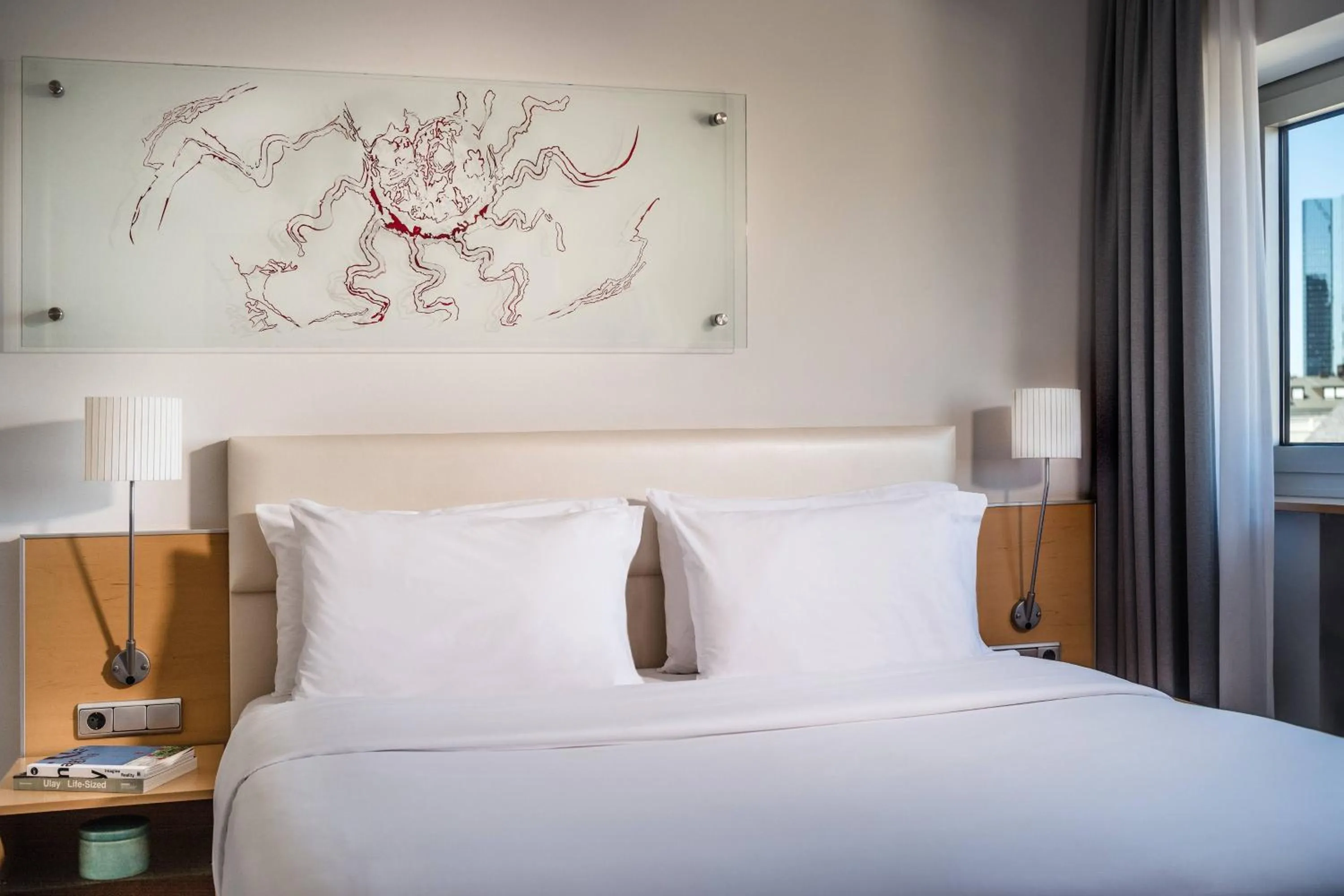 Photo of the whole room, Bed in Le Méridien Frankfurt