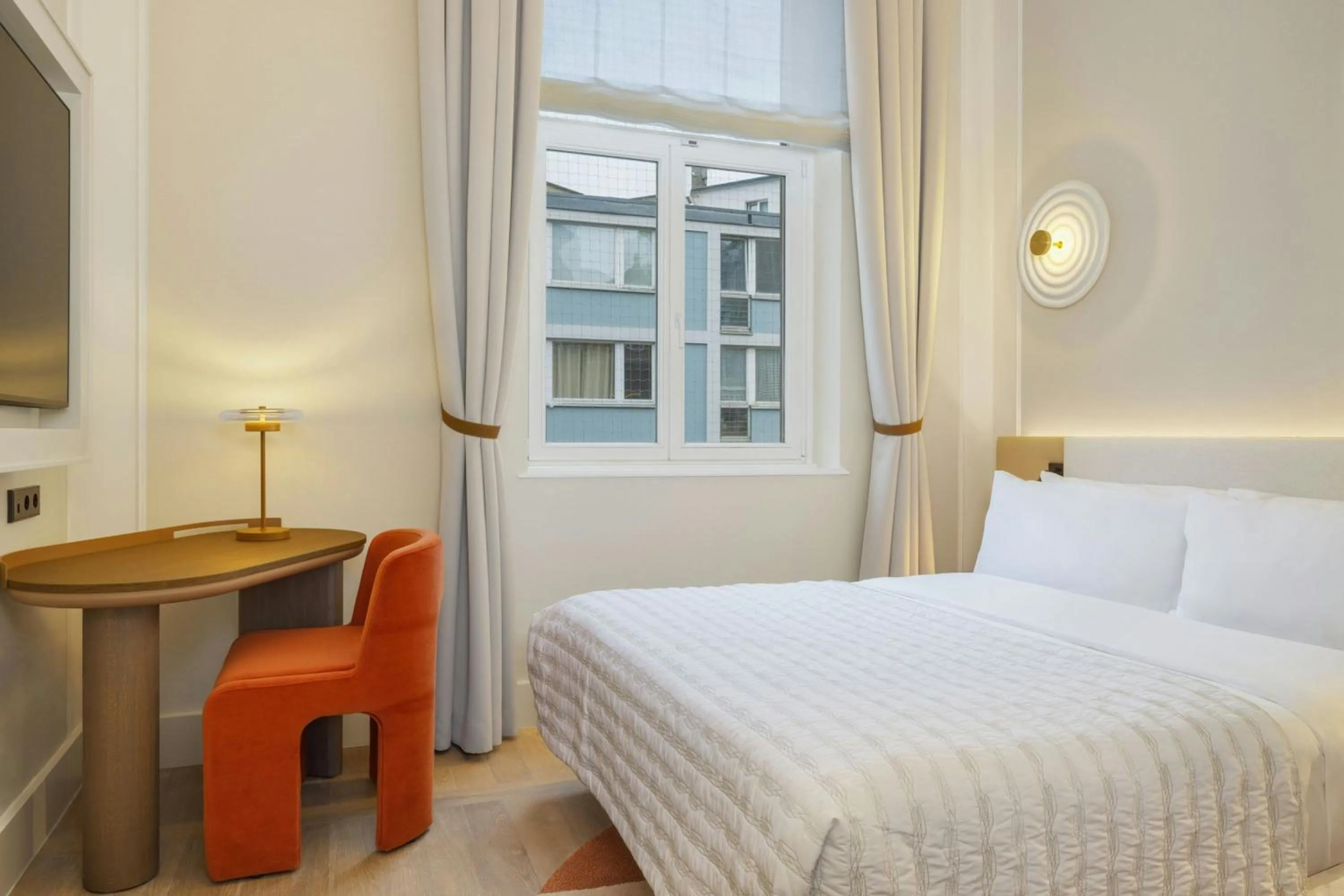 Photo of the whole room, Bed in Le Méridien Frankfurt