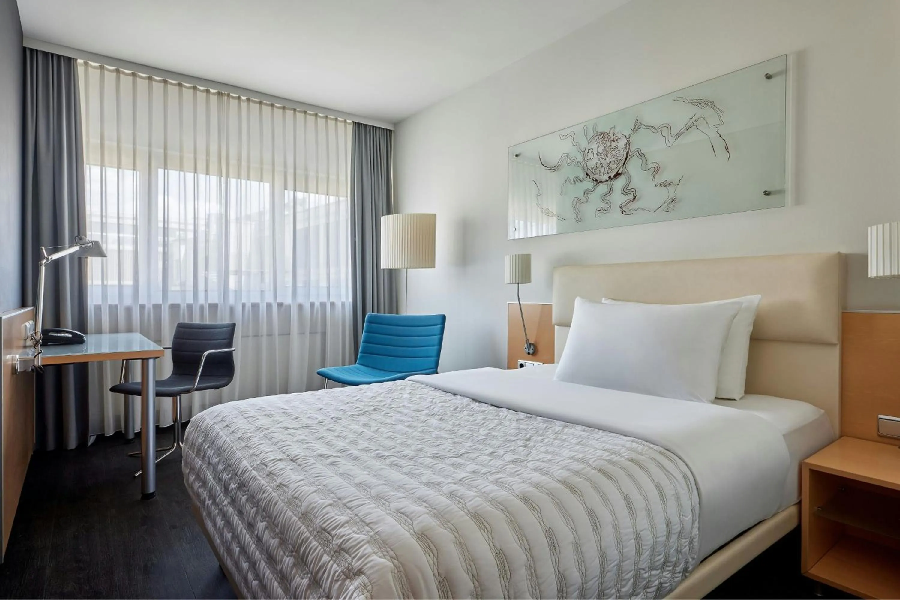 Photo of the whole room, Bed in Le Méridien Frankfurt