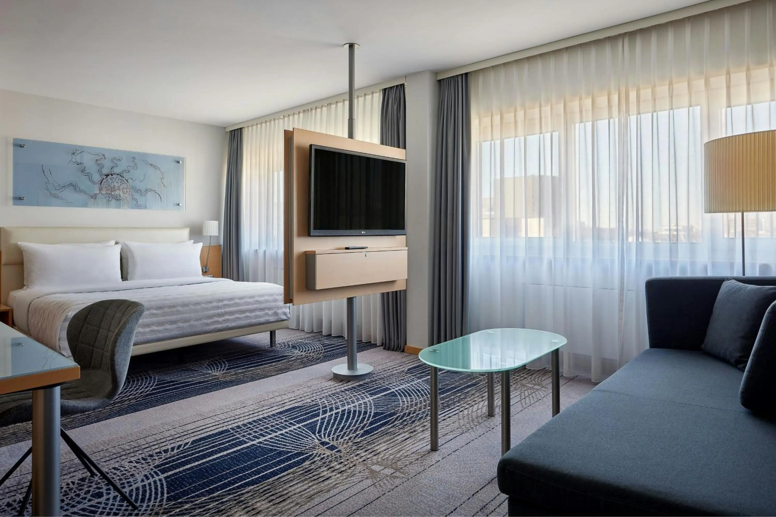 Photo of the whole room, Bed in Le Méridien Frankfurt