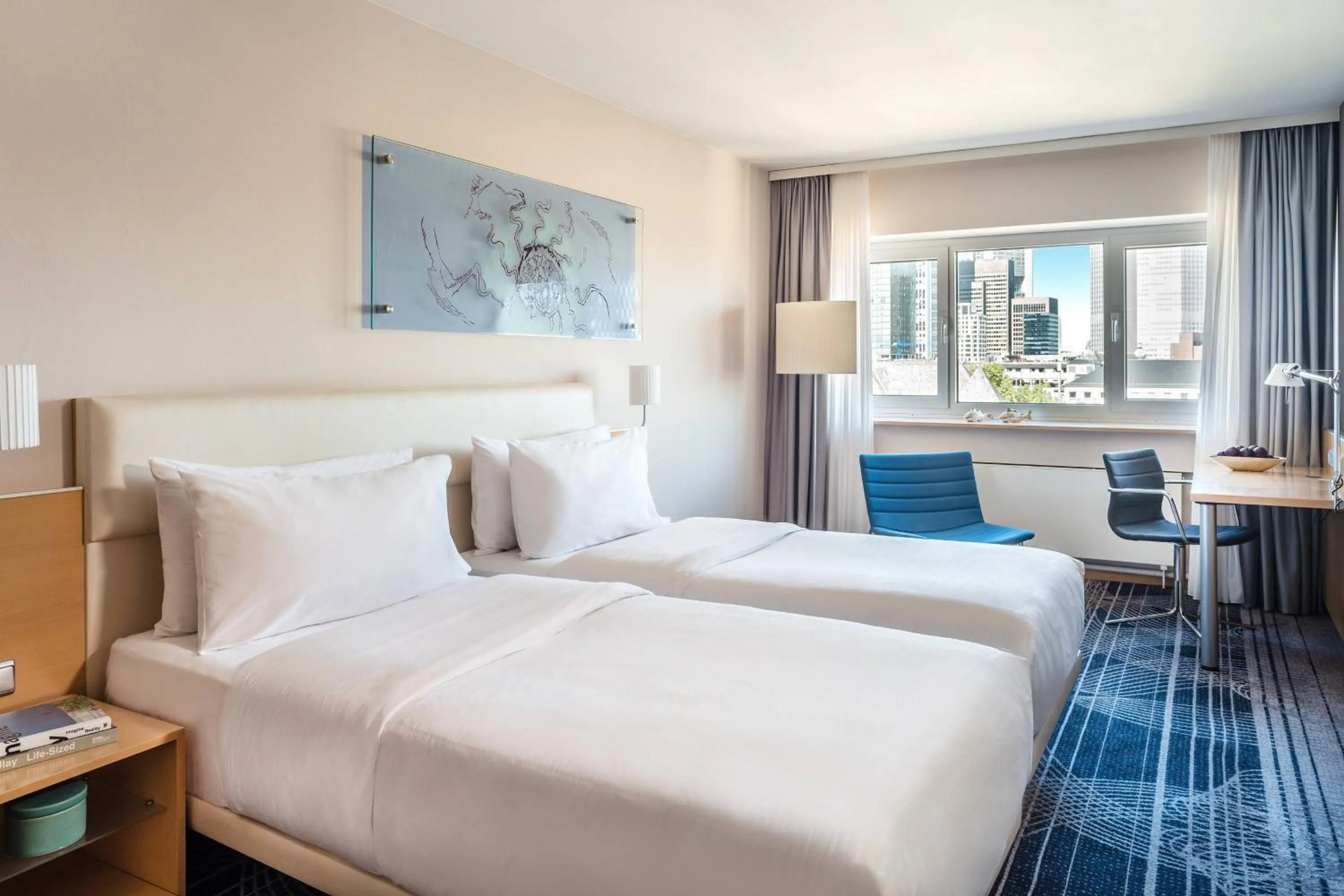 Photo of the whole room, Bed in Le Méridien Frankfurt