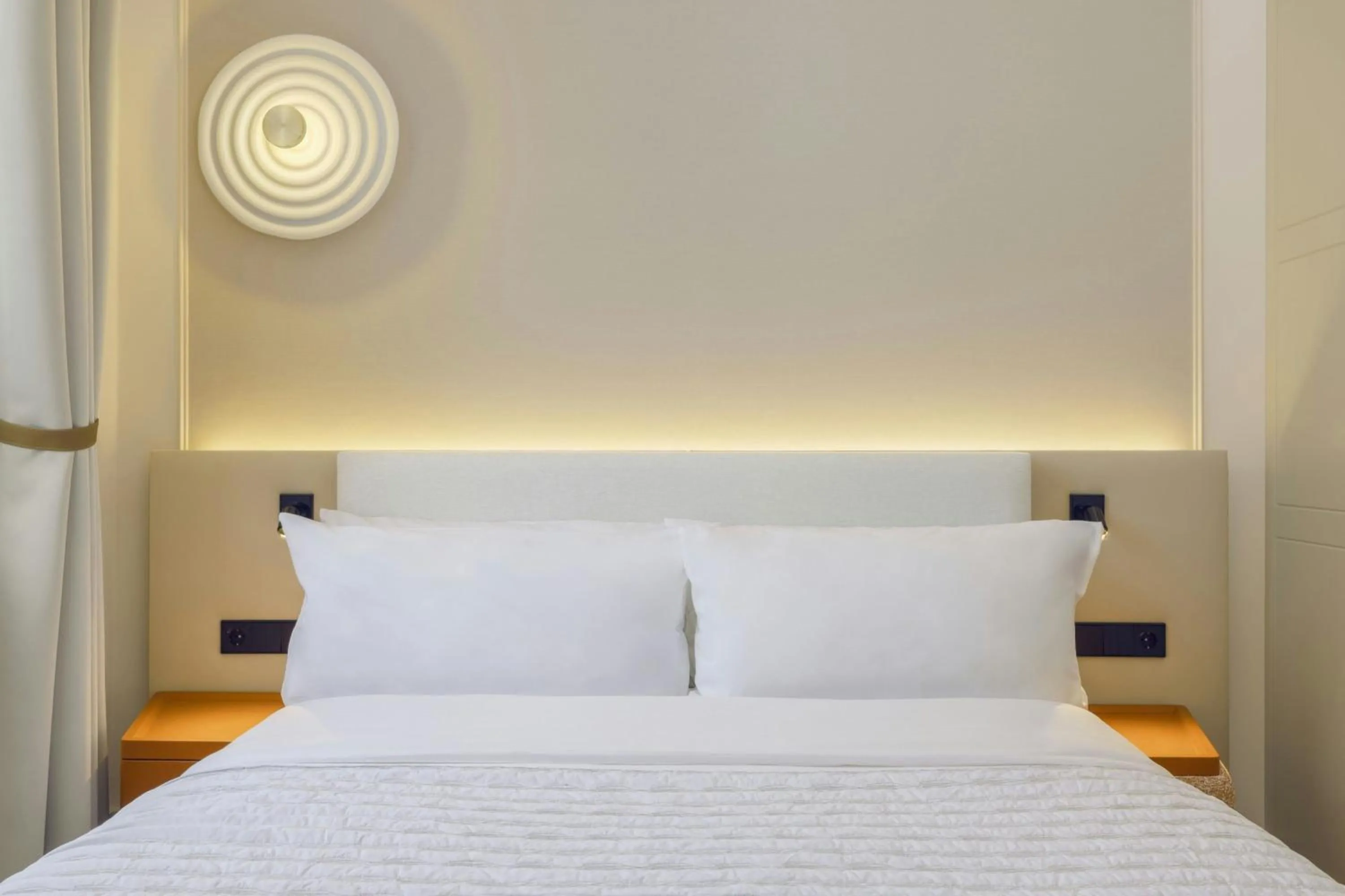 Photo of the whole room, Bed in Le Méridien Frankfurt