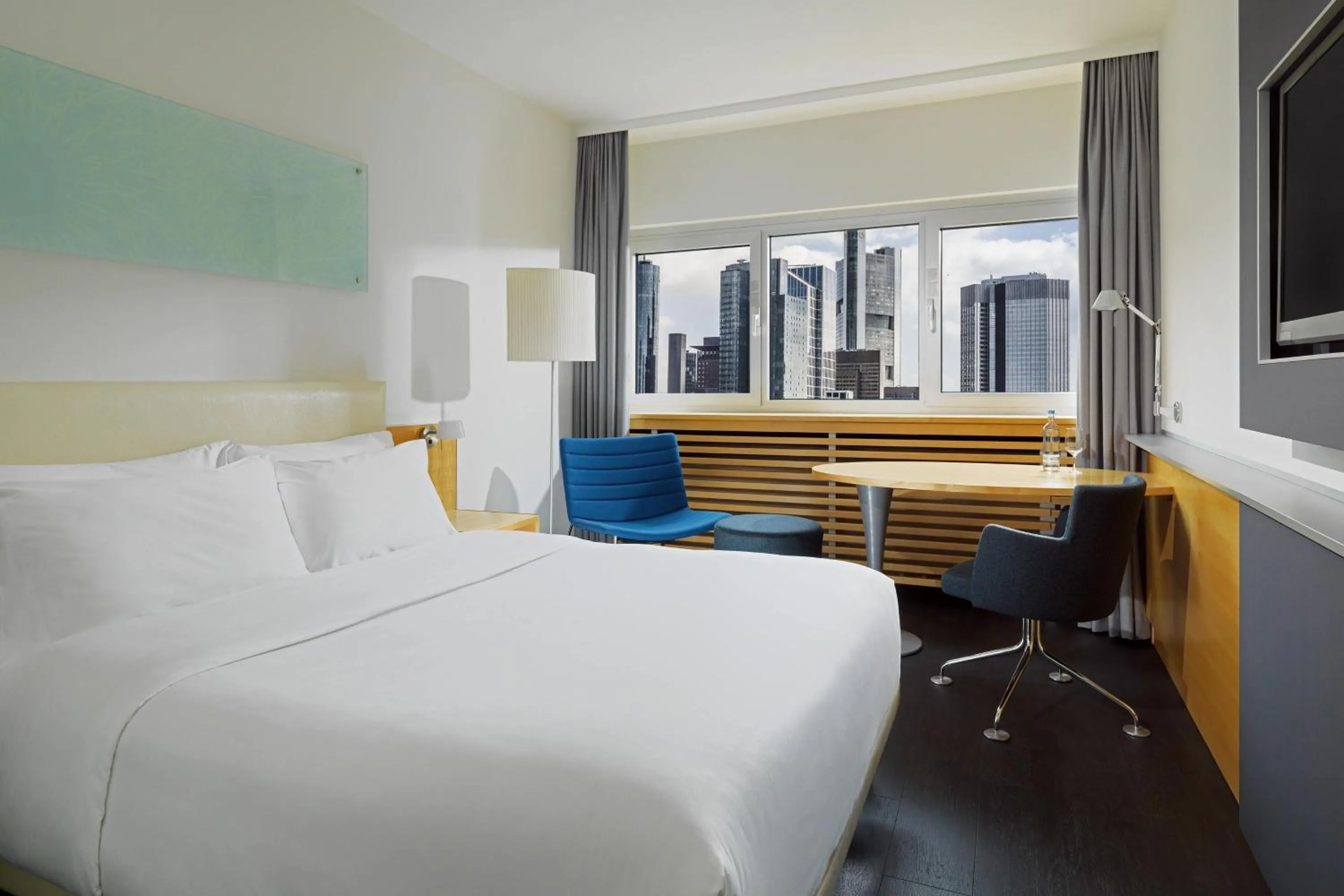 Photo of the whole room, Bed in Le Méridien Frankfurt