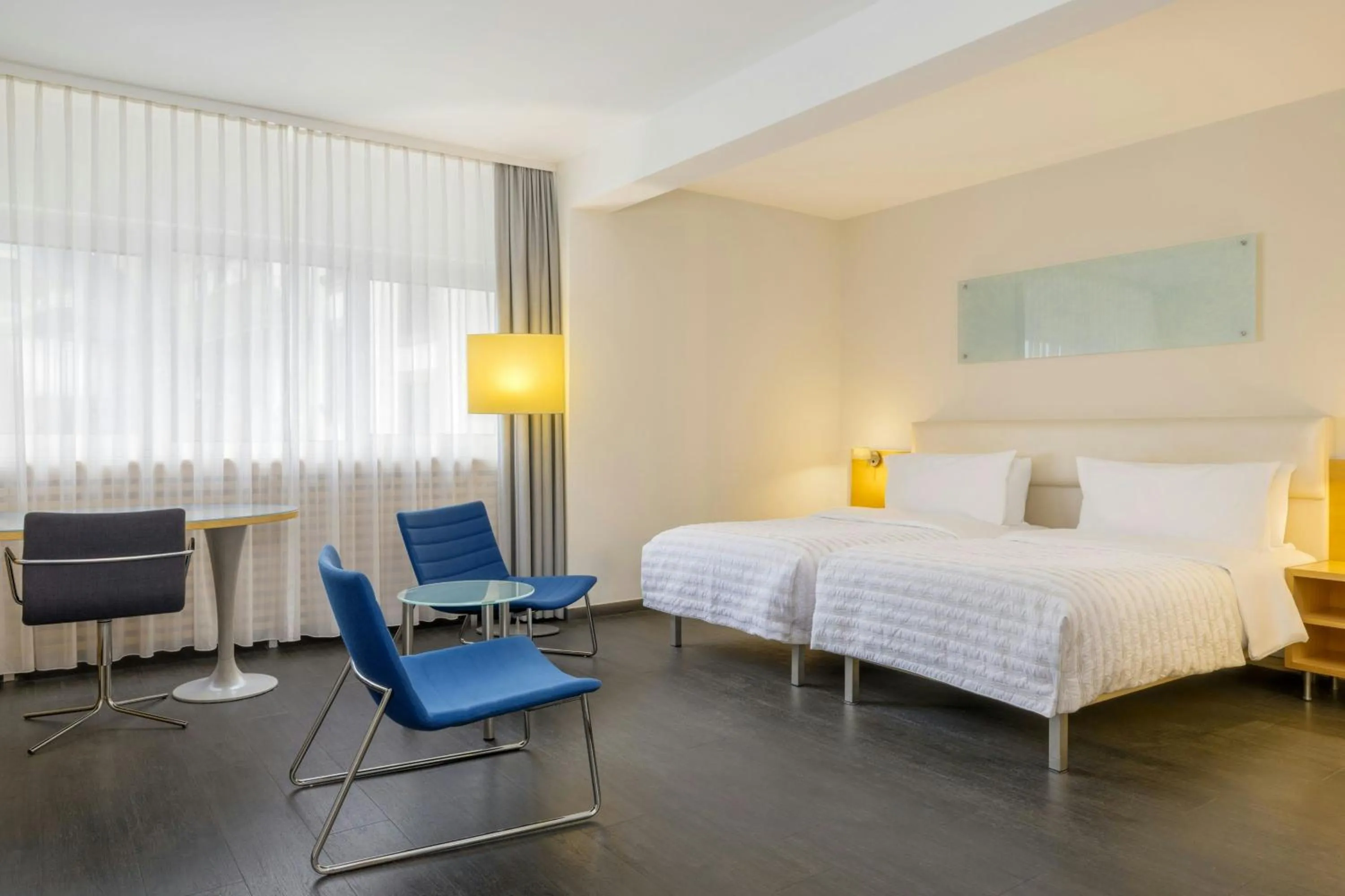 Photo of the whole room, Bed in Le Méridien Frankfurt