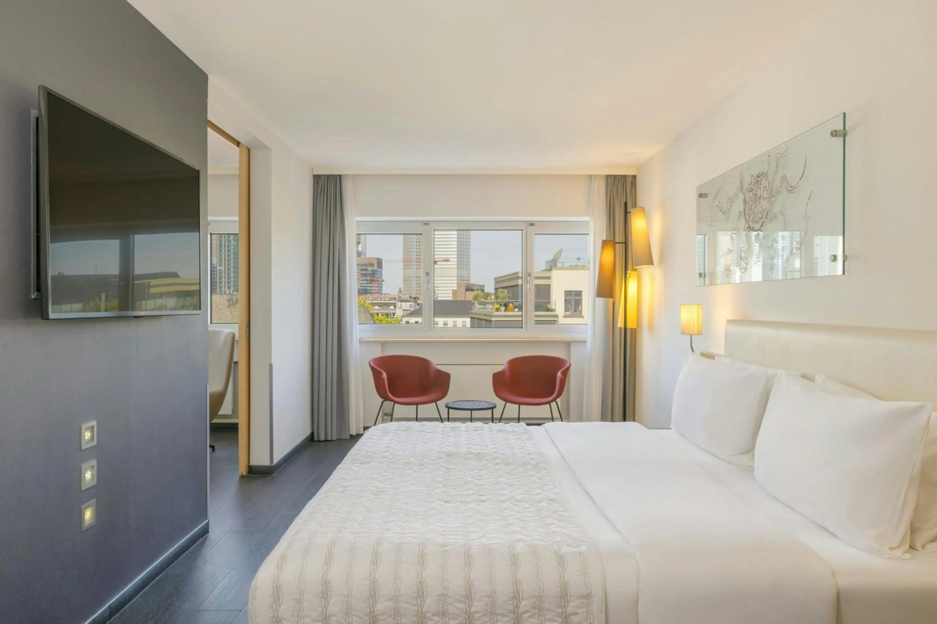 Photo of the whole room, Bed in Le Méridien Frankfurt