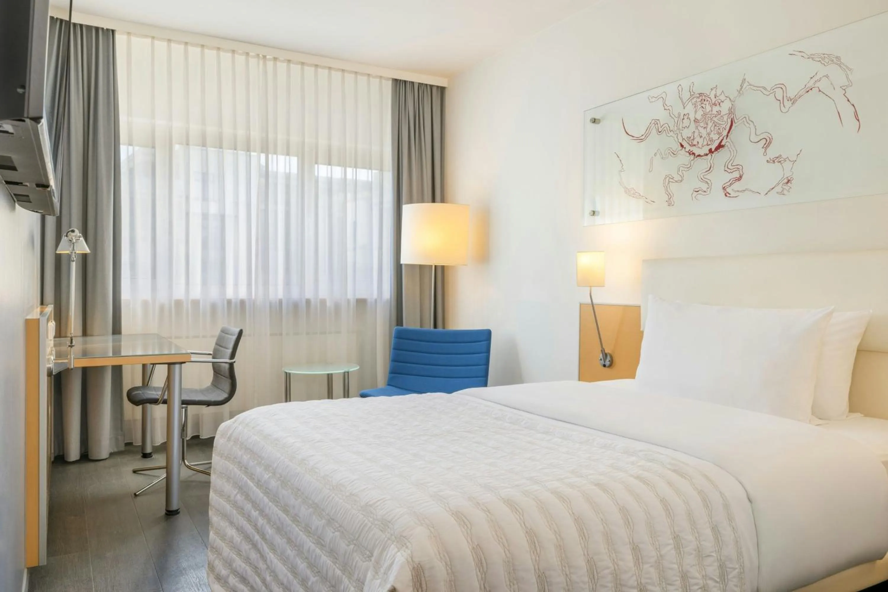 Photo of the whole room, Bed in Le Méridien Frankfurt