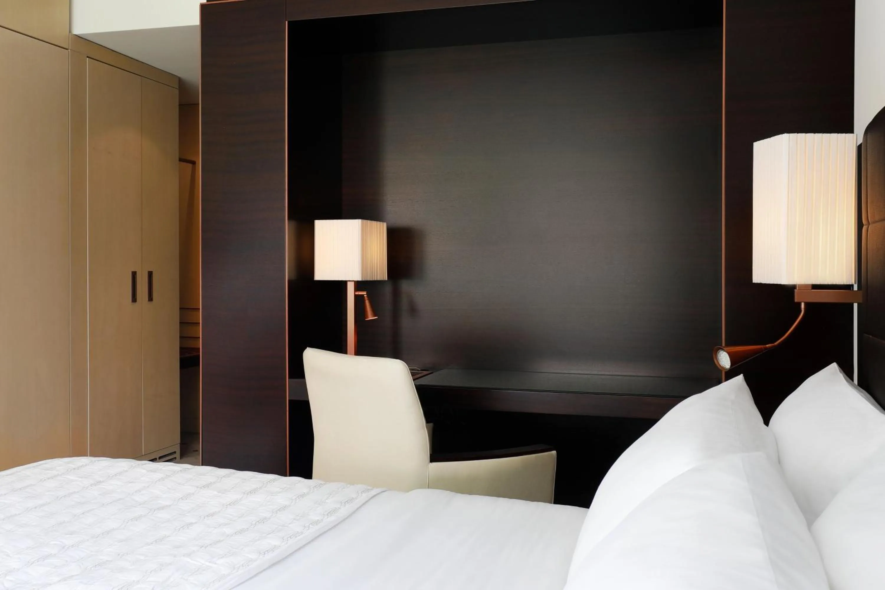 Photo of the whole room, Bed in Le Méridien Stuttgart