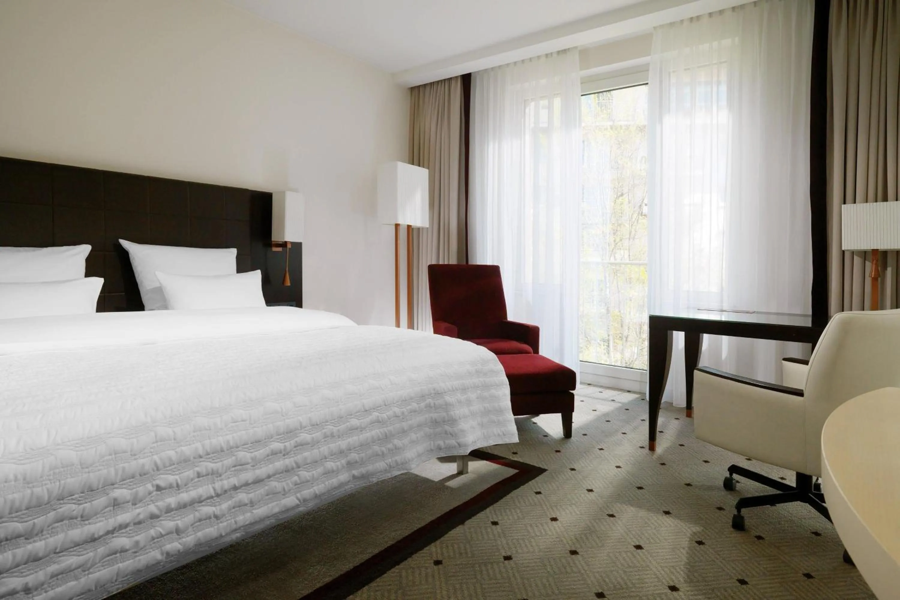 Photo of the whole room, Bed in Le Méridien Stuttgart