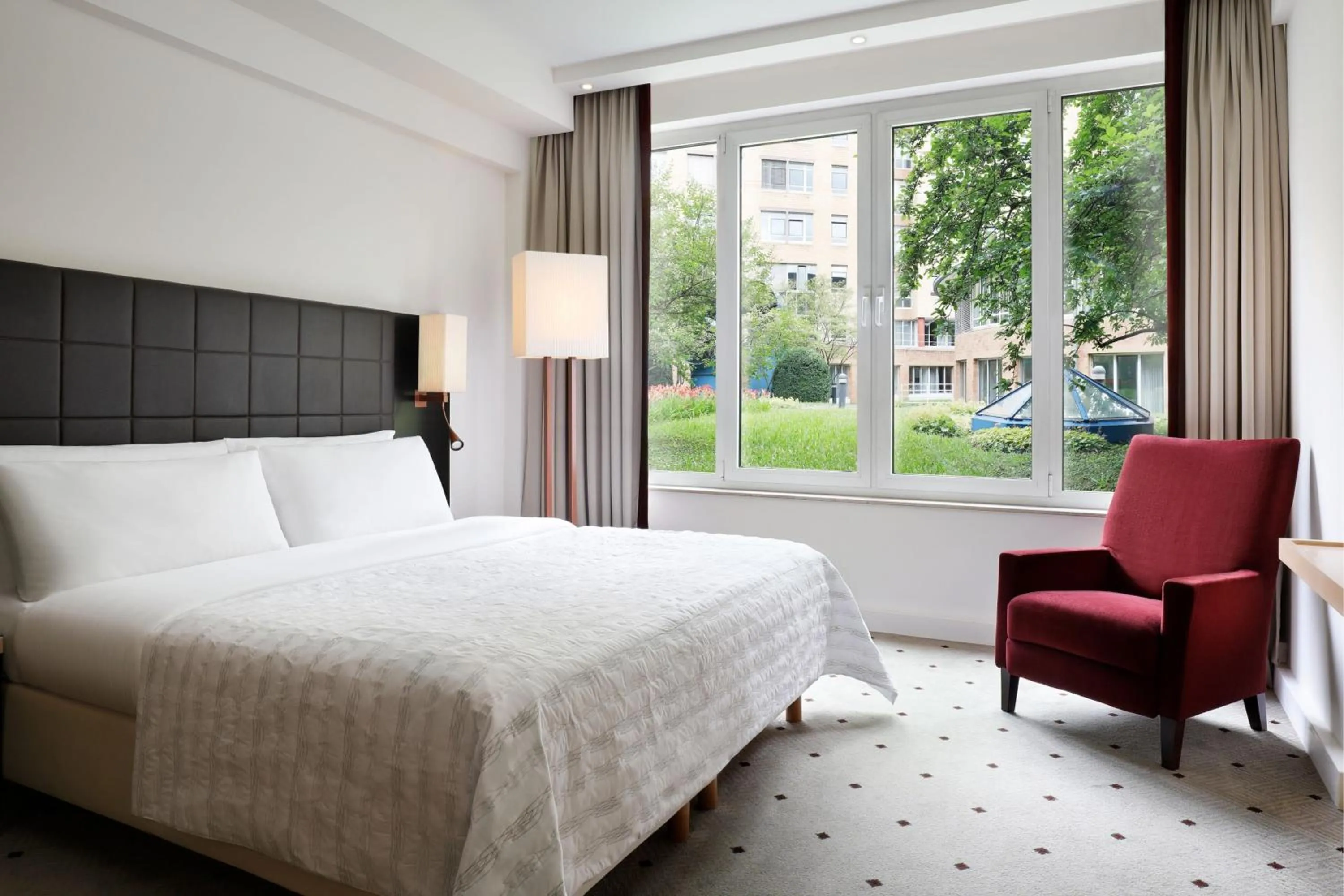 Photo of the whole room, Bed in Le Méridien Stuttgart