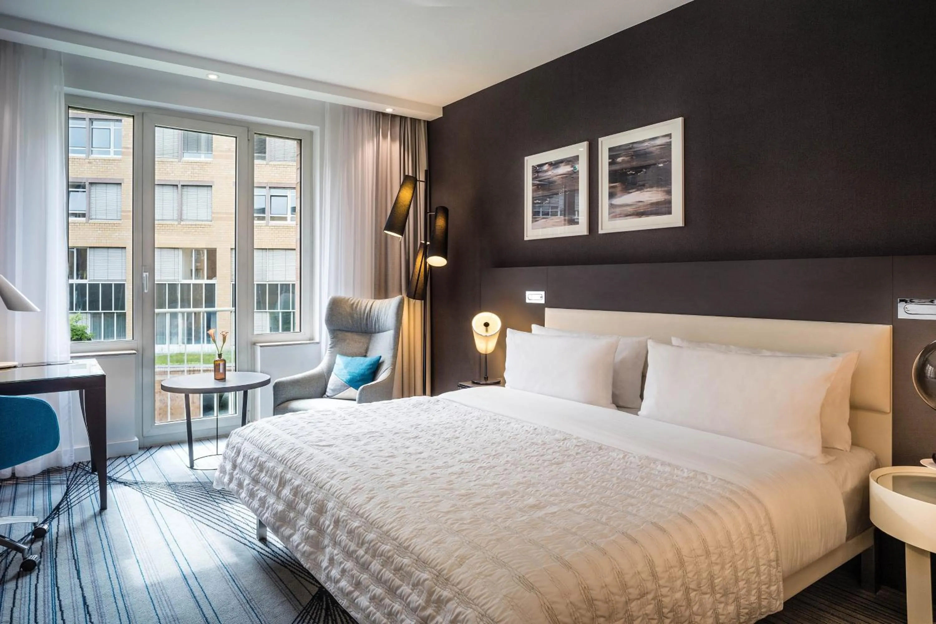 Photo of the whole room, Bed in Le Méridien Stuttgart